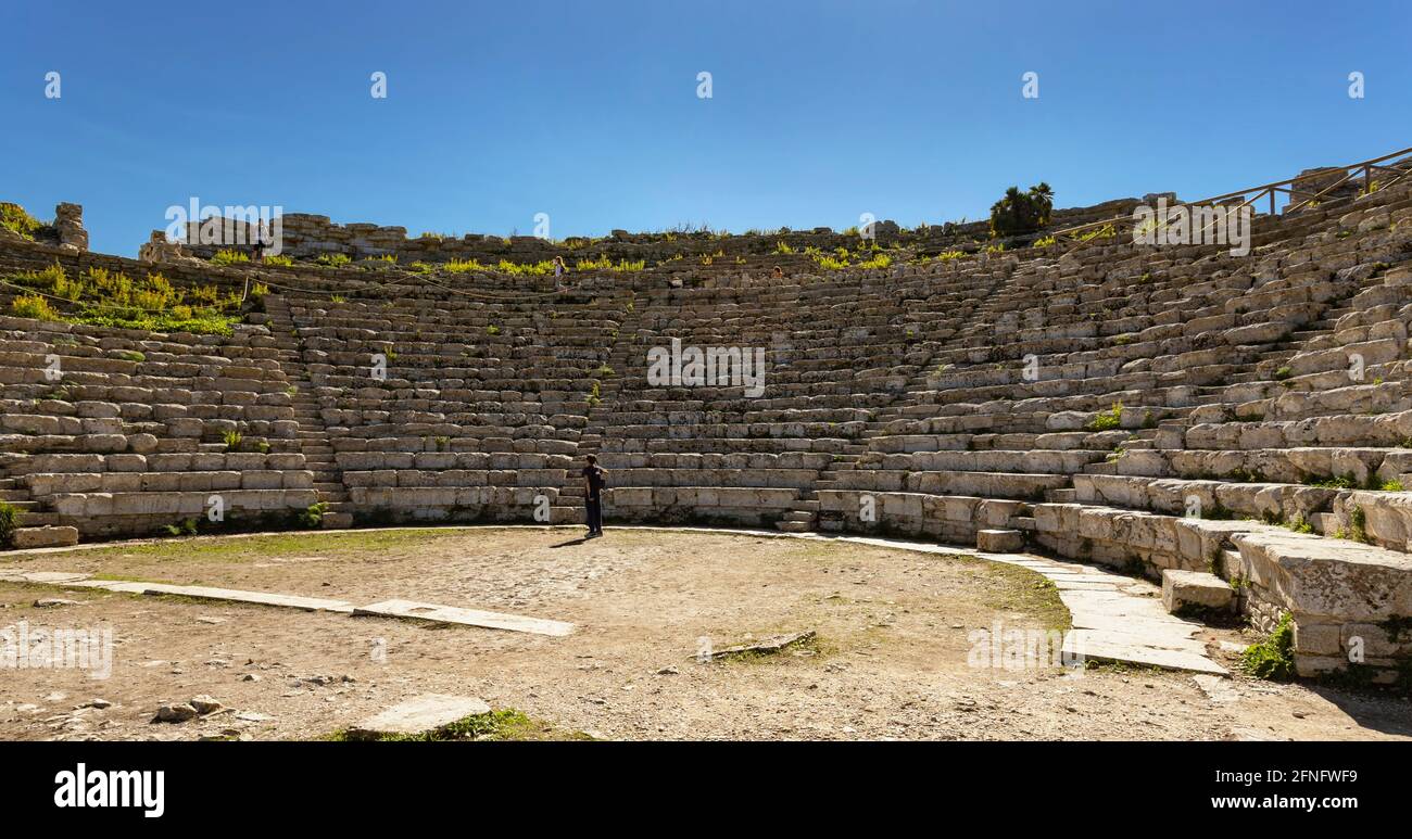 Visita turistica nel teatro greco semicircolare di Segesta con un diametro di 63 metri, provincia di Trapani, Sicilia, Italia. Foto Stock