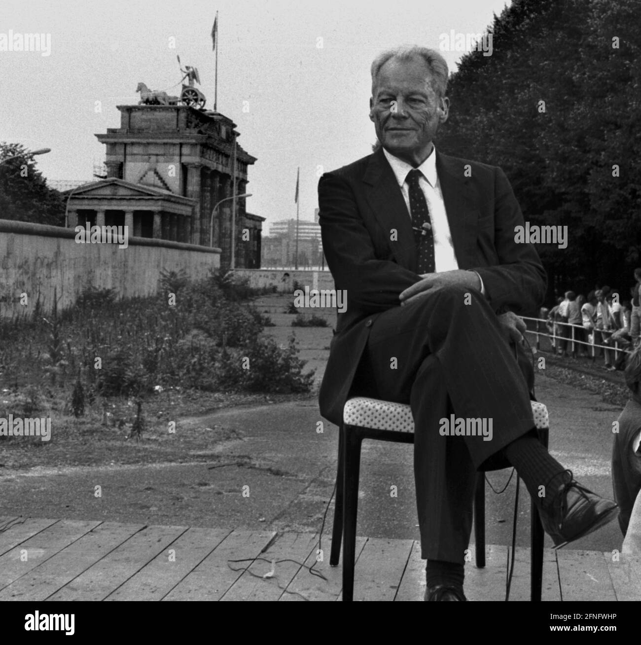 Selezione Berlino / porta di Brandeburgo / 1986 Willy Brandt at the Wall. Nel Reichstag si svolge un evento per il 25° anniversario del Muro. Brandt esce per un'intervista con la TV americana. La gente della TV lo mise di fronte alla porta di Brandeburgo e al Muro. // Storia / Comunismo / distretti di Berlino / simboli / muro della DDR / [traduzione automatizzata] Foto Stock