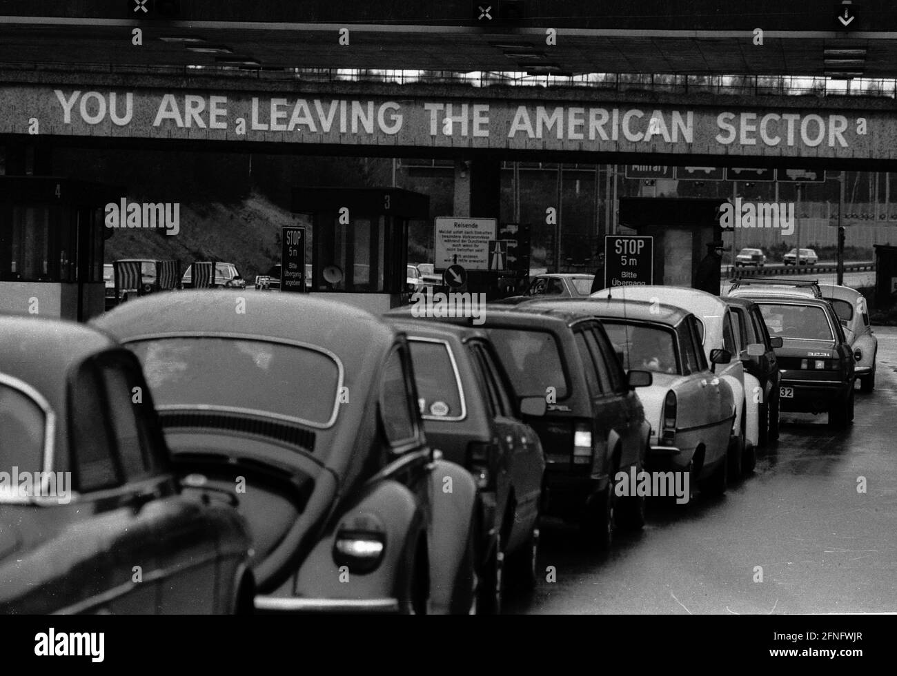 Berlino-Bezrike / DDR / Muro / 4 / 1982 traffico pasquale al confine Dreilinden. Lì, una a sinistra a Berlino Ovest in direzione di Hannover o Monaco. Lei sta lasciando il settore americano indica lo status di occupazione di Berlino Ovest. Gli Stati Uniti, la Francia e la Gran Bretagna erano responsabili dell'attraversamento del Checkpoint Bravo. Dietro il ponte iniziò la DDR. Per il passaggio è stato necessario un visto, disponibile sul lato della RDT. // Stato di Berlino / Checkpoint / confine / distretti / / // Storia / Storia / comunismo / Alleati [traduzione automatizzata] Foto Stock