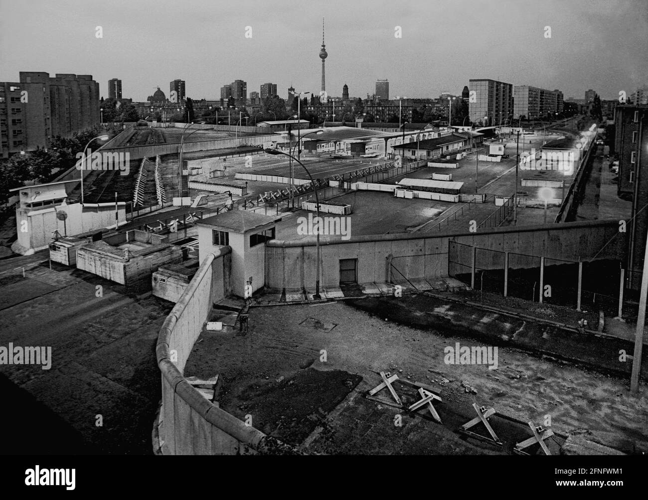 Berlino-Boroughs / Kreuzberg / Mitte / 1986 confine che attraversa Heinrich-Heine-Strasse tra Kreuzberg (a sinistra) e Mitte. E' riservato ai visitatori della Germania Ovest a Berlino Est. Potete vedere le barriere multiple. I blocchi di cemento presenti sul Farhbahn sono concepiti per evitare che i camion si rompano. // parete della DDR / Stato della DDR / Storia / comunismo / installazioni frontaliere [traduzione automatizzata] Foto Stock