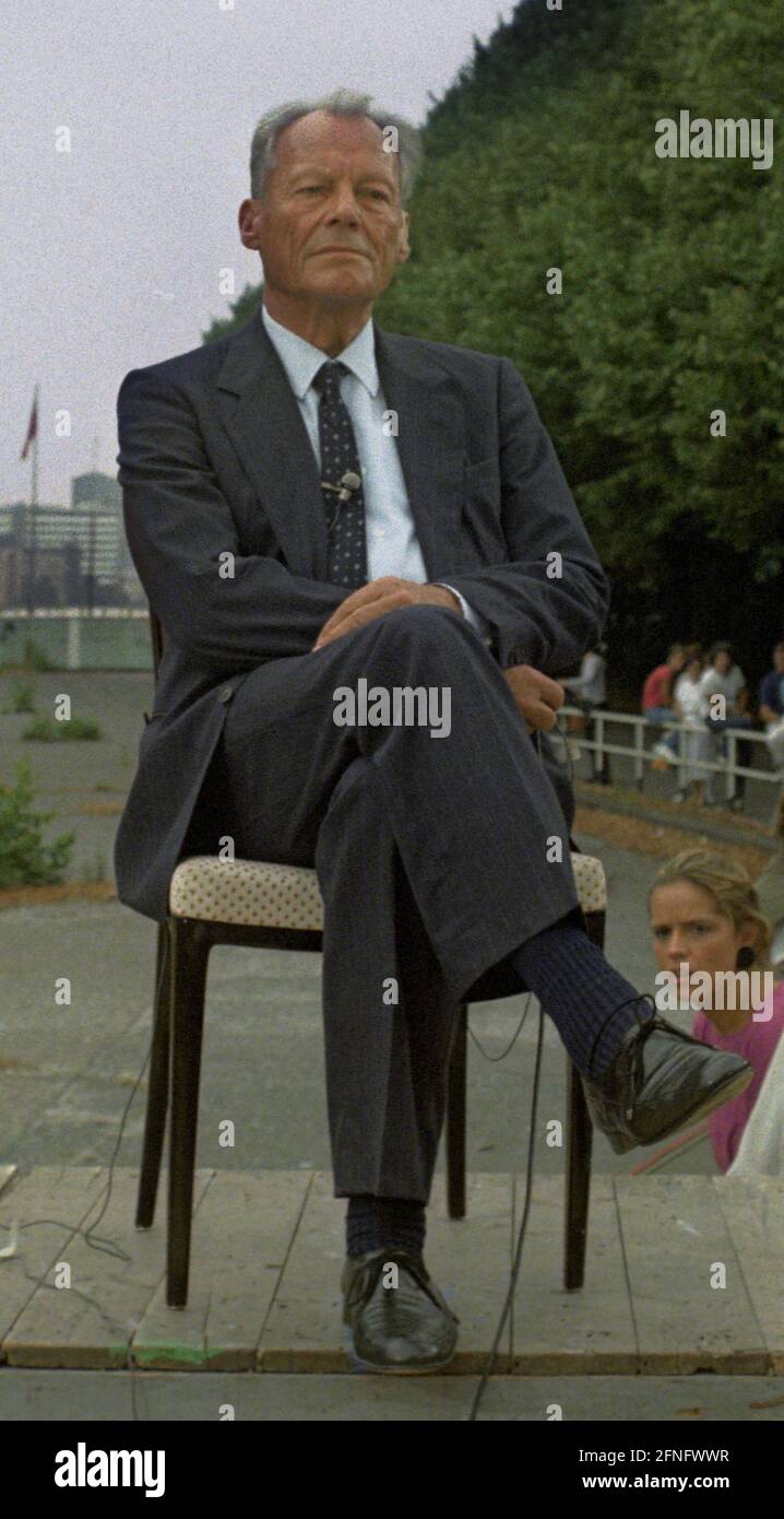 Selezione Berlino / porta di Brandeburgo / 1986 Willy Brandt at the Wall. Nel Reichstag si svolge un evento per il 25° anniversario del Muro. Brandt esce per un'intervista con la TV americana. La gente della TV lo mise di fronte alla porta di Brandeburgo e al Muro. // Storia / Comunismo / distretti di Berlino / simboli / muro della DDR / [traduzione automatizzata] Foto Stock
