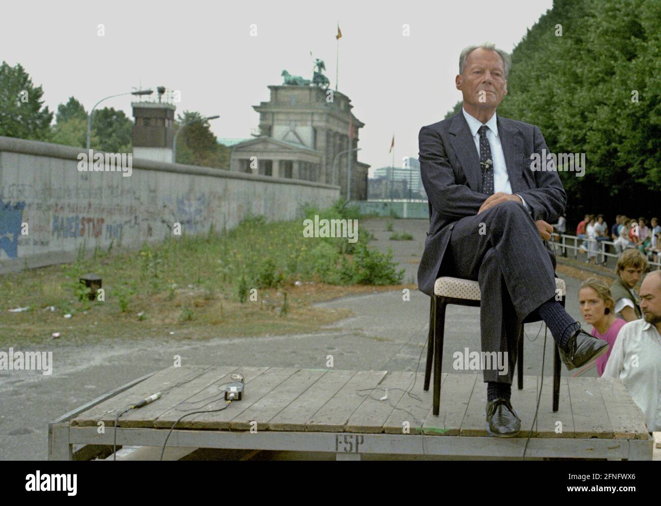 Selezione Berlino / porta di Brandeburgo / 1986 Willy Brandt at the Wall. Nel Reichstag si svolge un evento per il 25° anniversario del Muro. Brandt esce per un'intervista con la TV americana. La gente della TV lo mise di fronte alla porta di Brandeburgo e al Muro. // Storia / Comunismo / distretti di Berlino / simboli / muro della DDR / [traduzione automatizzata] Foto Stock