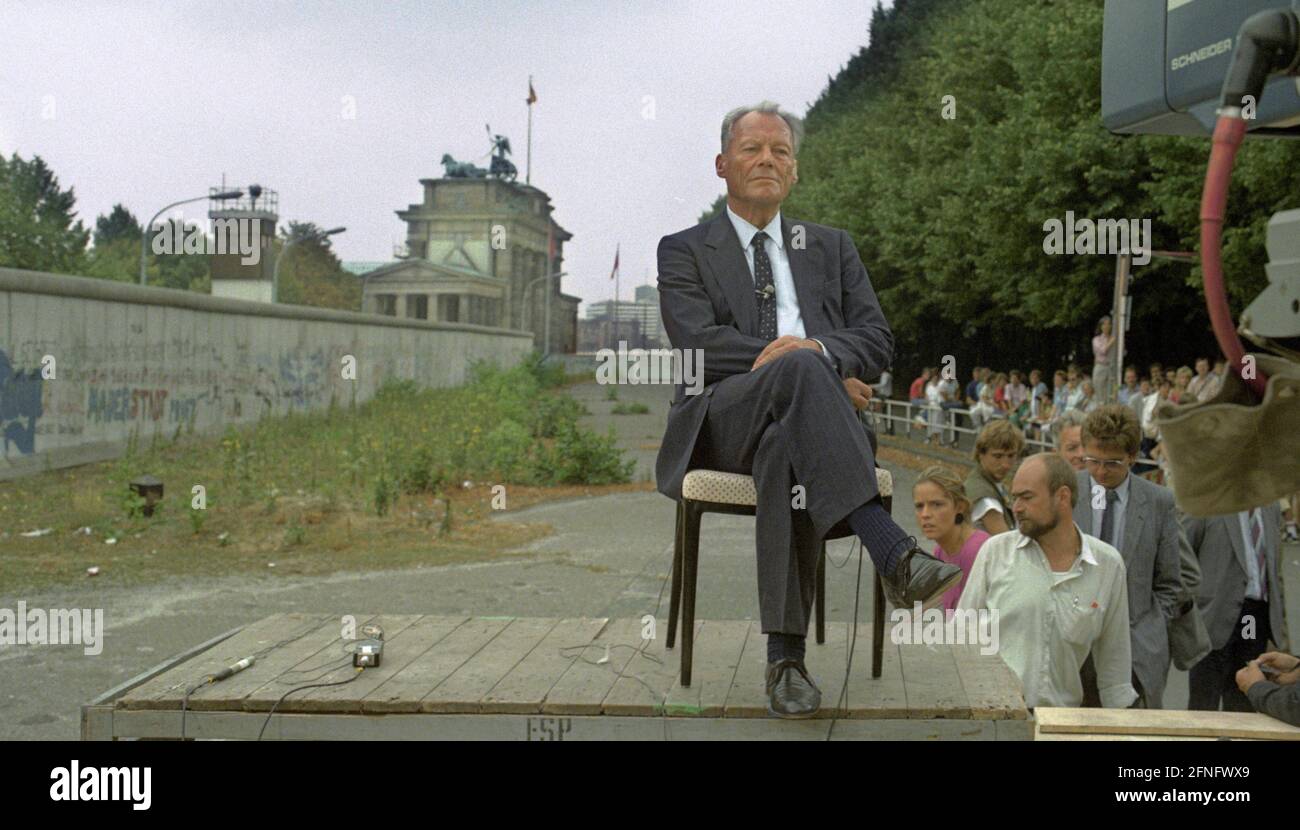 Selezione Berlino / porta di Brandeburgo / 1986 Willy Brandt at the Wall. Nel Reichstag si svolge un evento per il 25° anniversario del Muro. Brandt esce per un'intervista con la TV americana. La gente della TV lo mise di fronte alla porta di Brandeburgo e al Muro. // Storia / Comunismo / distretti di Berlino / simboli / muro della DDR / [traduzione automatizzata] Foto Stock