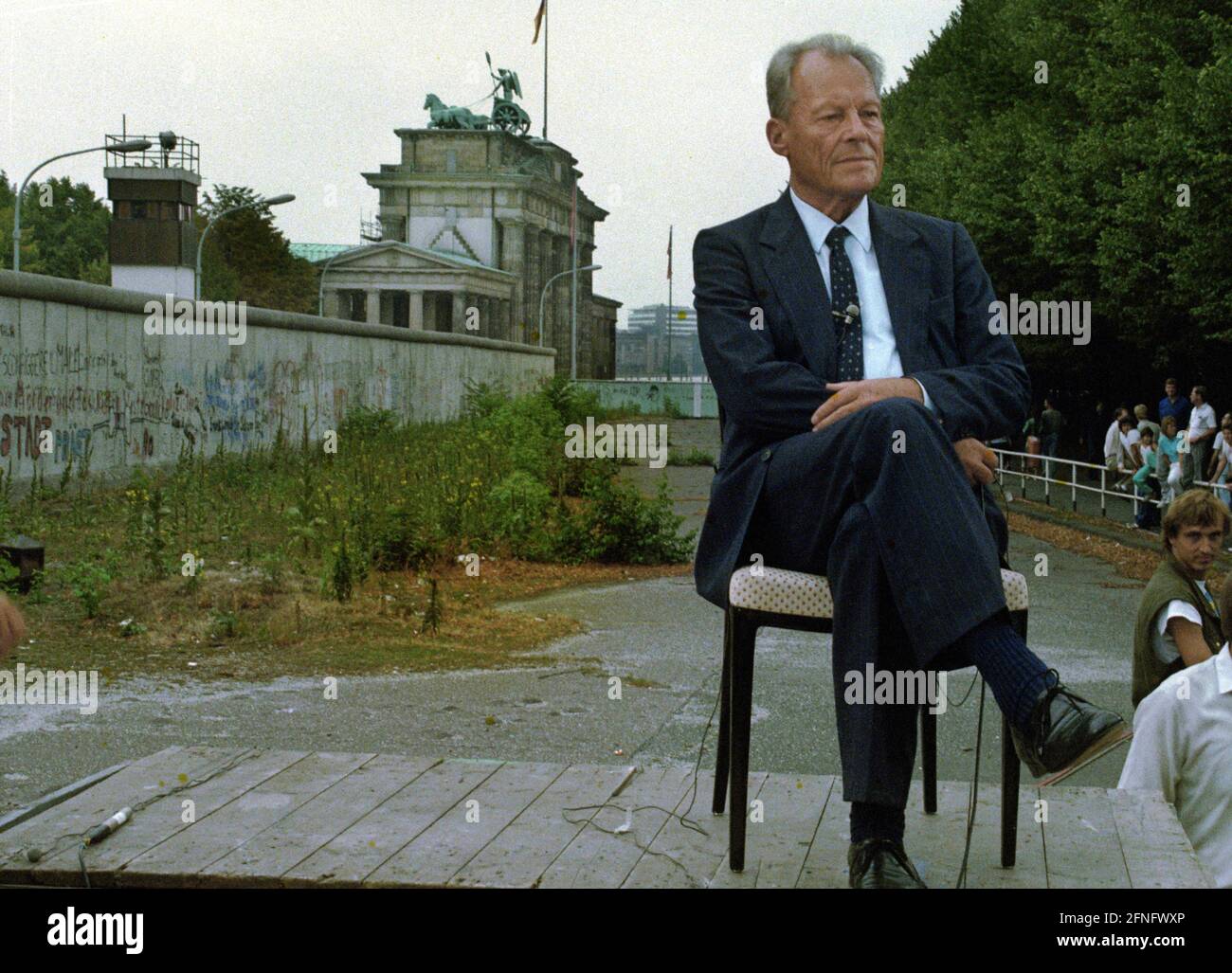 Selezione Berlino / porta di Brandeburgo / 1986 Willy Brandt at the Wall. Nel Reichstag si svolge un evento per il 25° anniversario del Muro. Brandt esce per un'intervista con la TV americana. La gente della TV lo mise di fronte alla porta di Brandeburgo e al Muro. // Storia / Comunismo / distretti di Berlino / simboli / muro della DDR / [traduzione automatizzata] Foto Stock