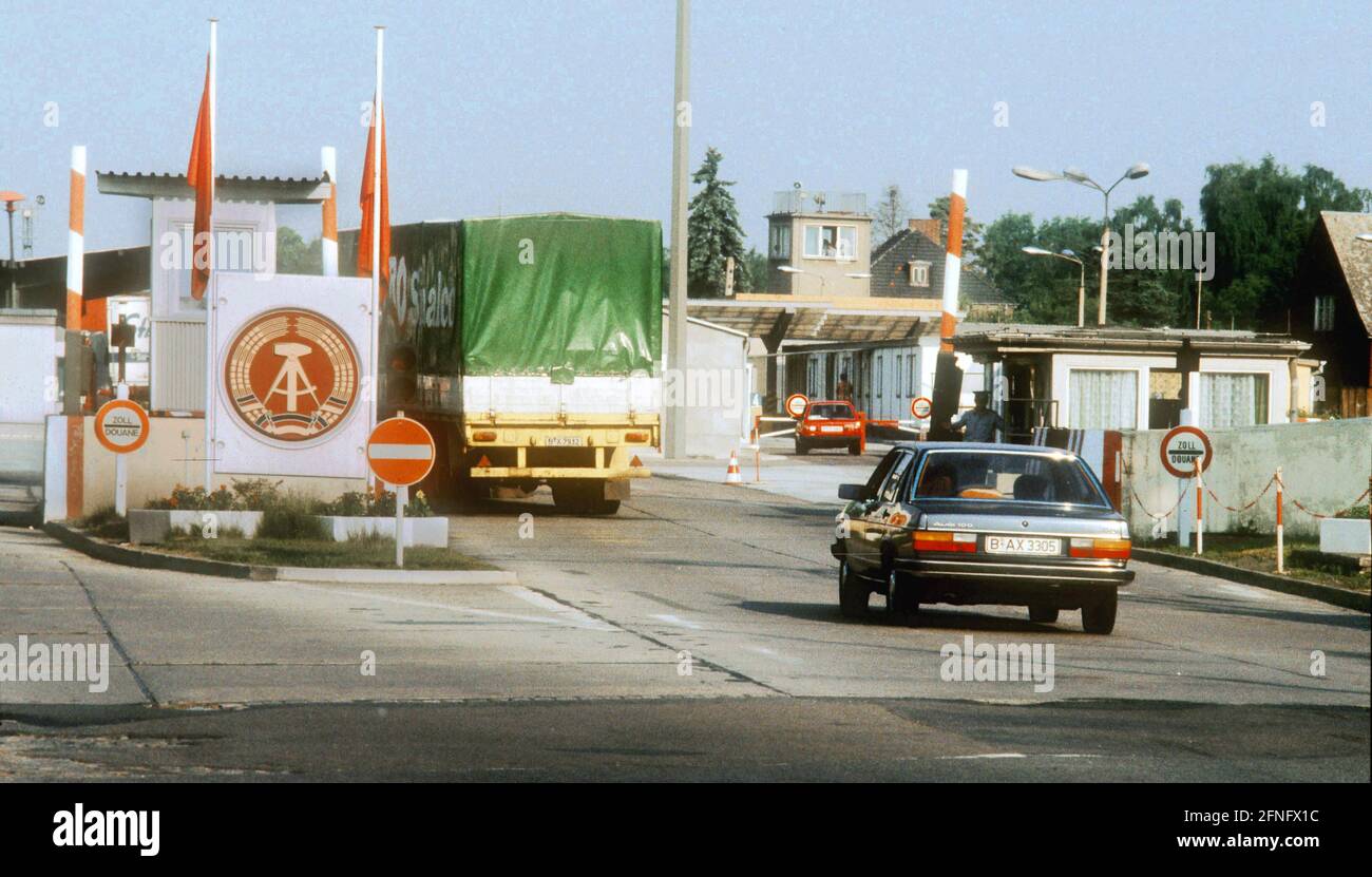 Berlino / Spandau / 1986 attraversamento del confine Spandau-Staaken per i Berlinesi occidentali da qui, attraverso la RDT, è andata ad Amburgo e Svezia. È stato necessario richiedere il visto e il tempo di viaggio è stato limitato, per evitare che qualcuno abbia sbagliato le cose nella RDT. I pedoni provengono dalla DDR a Spandau // DDR / Muro / confine / Storia / distretti [traduzione automatizzata] Foto Stock