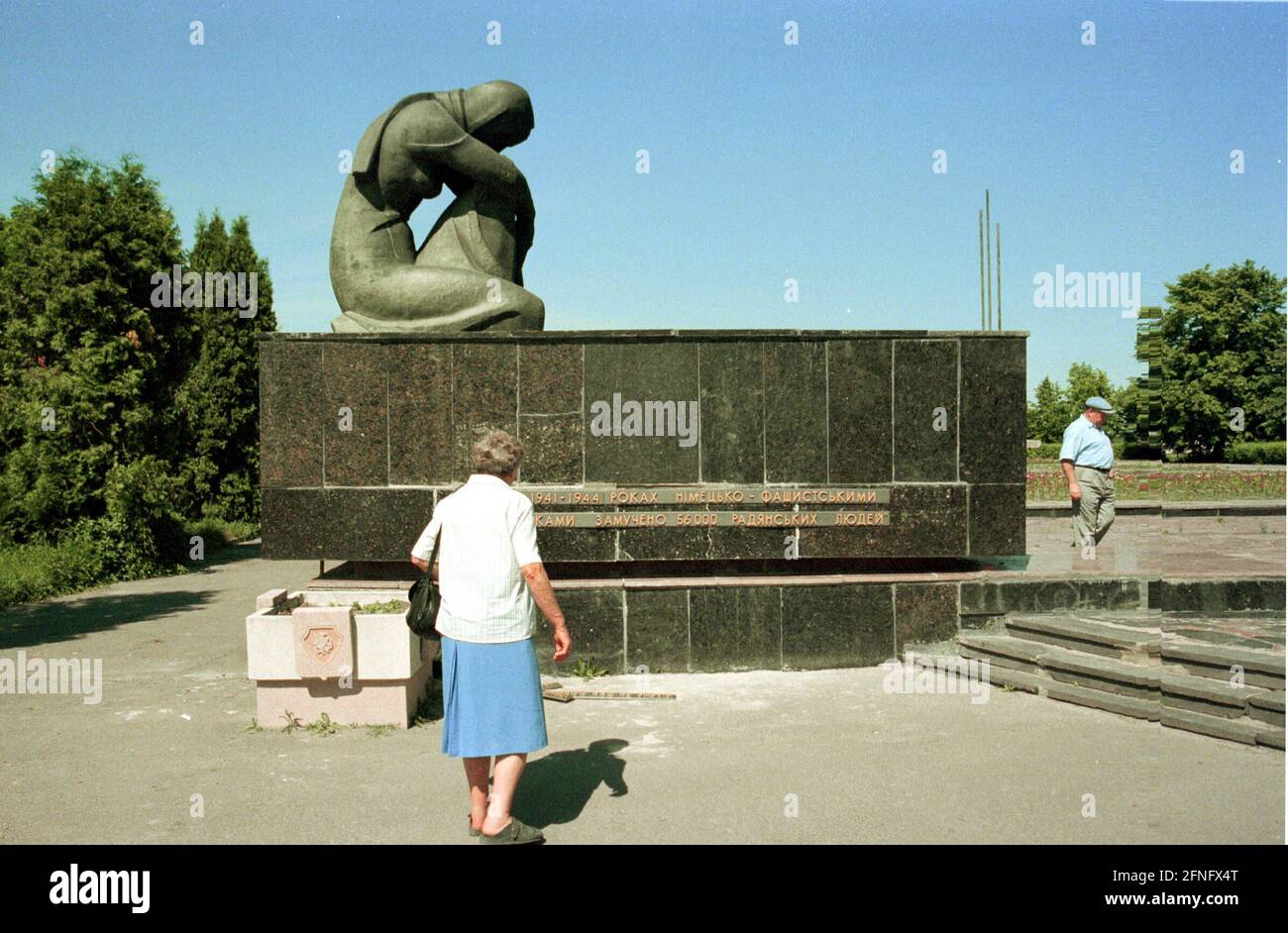 Ucraina / Storia / Germania / 1998 Memoriale del campo di concentramento Ustilug a Volhynia. Ci sono 56000 soldati sovietici, principalmente ufficiali, sono stati uccisi dai tedeschi // Guerra / soldati / 1941-1945 / Soviet / Guerra [traduzione automatizzata] Foto Stock
