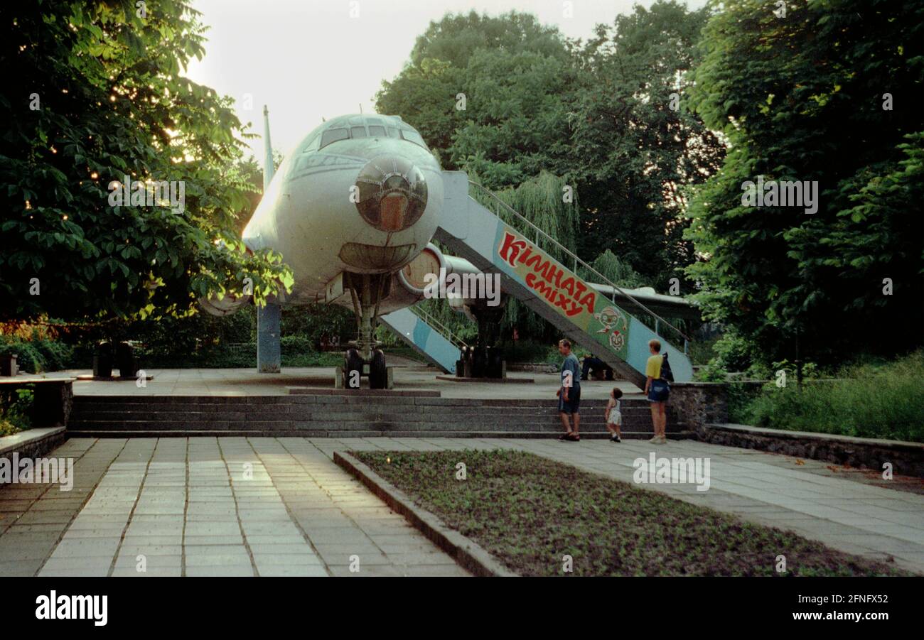 Ucraina / Shitomir / 1998 Monumento nel parco, un aereo in cui volò il generale Zhukov, comandante delle truppe sovietiche nella lotta contro la Germania. A Shitomir era un centro missilistico sovietico. La testa era Koralyov, l'ucraino Werner von Braun. C'è un museo del razzo. // Socialismo / Storia / Comunismo / Guerra / Soviet [traduzione automatizzata] Foto Stock