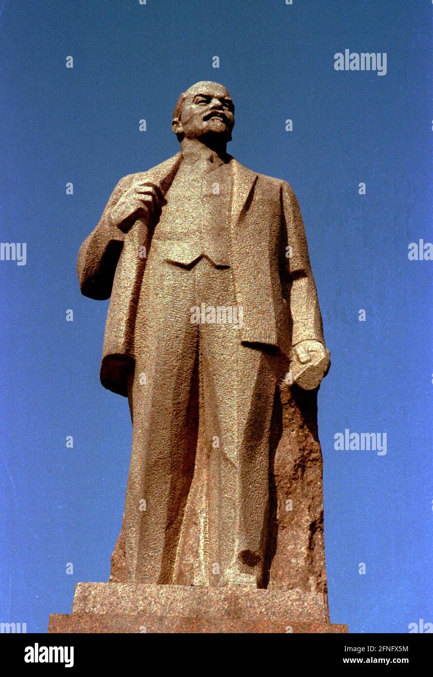 Ucraina / Shitomir / 1998 Kiev. Monumento di Lenin di fronte al Palazzo di Giustizia, ex sede del Partito Comunista // Socialismo / Storia / Comunismo / Guerra / Soviet [traduzione automatizzata] Foto Stock