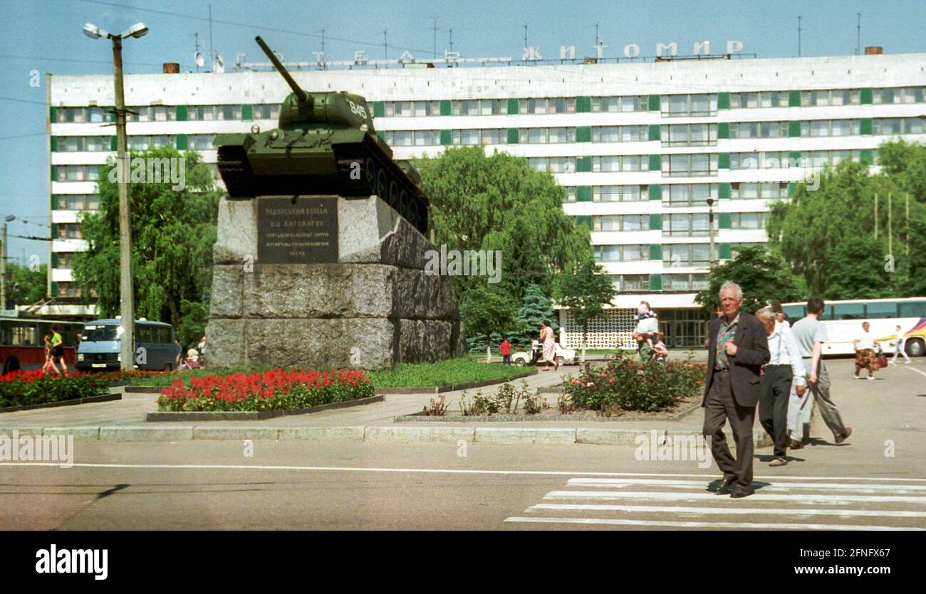 Ucraina / Storia / 1998 serbatoio come un monumento nel centro della città di Shitomir, dietro di esso l'hotel Shitomir, memoria dell'ultima guerra // 1941-1945 / armi / Soviet / Armata Rossa [traduzione automatizzata] Foto Stock