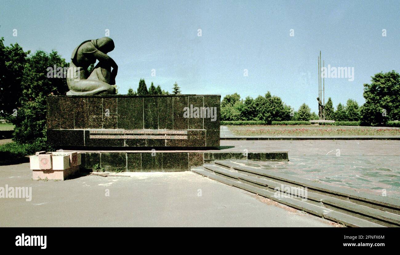 Ucraina / Storia / Germania / 1998 Memoriale del campo di concentramento Ustilug a Volhynia. Ci sono 56000 soldati sovietici, principalmente ufficiali, sono stati uccisi dai tedeschi // Guerra / soldati / 1941-1945 / Soviet / Guerra [traduzione automatizzata] Foto Stock
