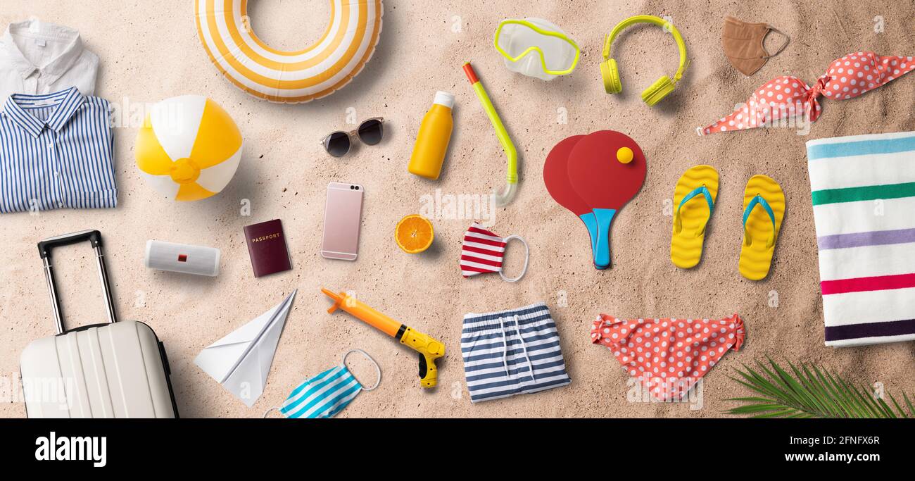 Vista dall'alto e piatta degli oggetti essenziali per il viaggio, concetto di vacanza estiva. Foto Stock