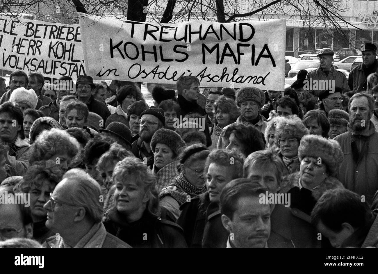 Berlin-Mitte / Alexanderplatz / 1991 dimostrazione contro l'agenzia Treuhand di Alexanderplatz 6. I dipendenti della compagnia aerea della RDT Interflug protestano contro la fine della compagnia. Il segno recita -Treuhand, Kohla's Mafia in East Germany- // Demo / Helmut Kohl / GDR / liquidazione / unificazione / [traduzione automatizzata] Foto Stock