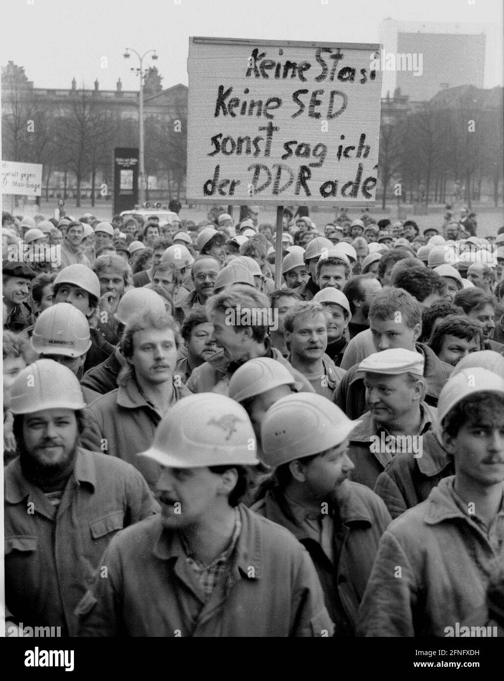 Berlino / GDR / Gennaio 1990 dimostrazione a sostegno della Tavola rotonda, Karl-Liebknecht-Strasse a Mitte. Il governo Modrow non ha seguito gli ordini della Tavola rotonda. Di conseguenza, i lavoratori edili dei cantieri della Friedrichstrasse hanno smesso di lavorare e hanno marciato verso il Volkskammer. La maggior parte di loro ha lavorato per il VEB Ingenieurhochbau, dove ci sono stati forti gruppi di opposizione .-No Stasi, No SED, altrimenti dirò Arrivederci al GDR- // opposizione / Tavola rotonda / Wende / unificazione / GDR Politica [traduzione automatizzata] Foto Stock