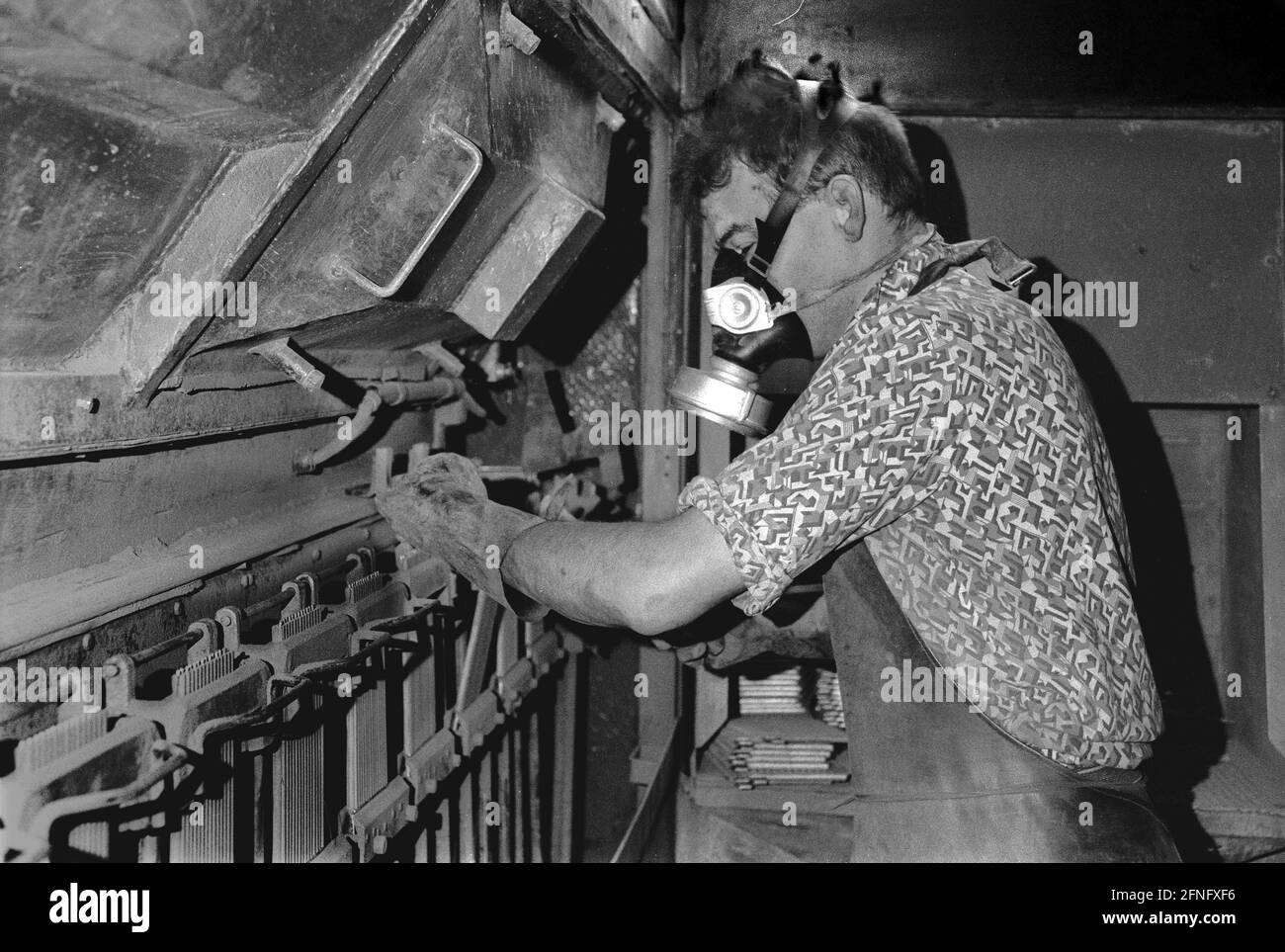 Quartieri di Berlino / GDR economy / 6/1991 fabbrica di batterie (batterie al piombo) a Lichtenberg, i lavoratori dovevano indossare maschere a gas. L'azienda apparteneva al Treuhand nel 1991 // ambiente / aria / chimica / [traduzione automatizzata] Foto Stock