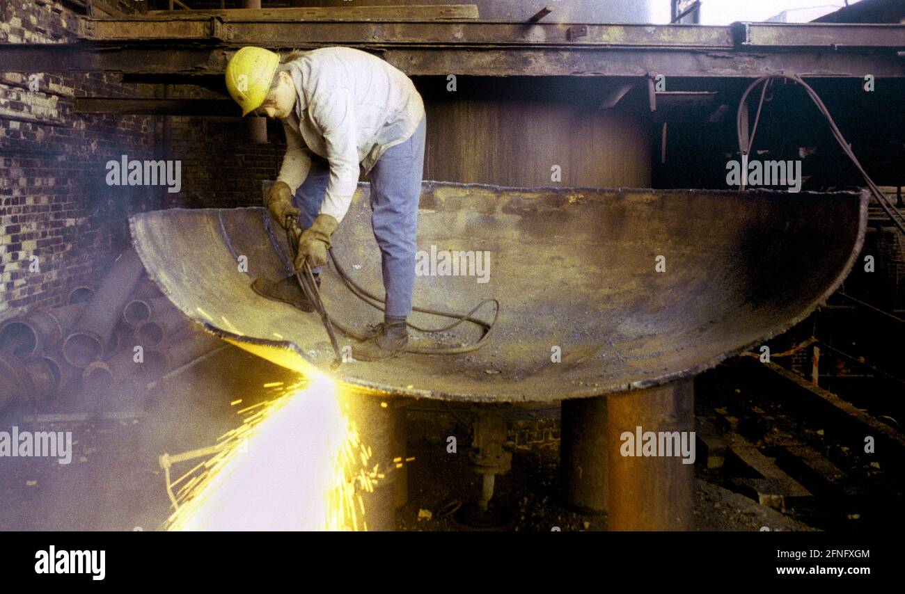 Sassonia-Anhalt / GDR / 25.9.1991 Chemie AG Bitterfeld, ex Chemie-Kombinat: Lo stabilimento Beta-Naphta viene demolito. Solo pochi resti della pianta gigante. Questa fu una volta la culla della chimica su larga scala mondiale // demolizione / Economia / nel 1894 la Chemische Fabrik Griesheim (Francoforte sul meno) costruì una fabbrica a Bitterfeld per la produzione di calce clorurata per elettrolisi. Nel 1900, il processo è stato utilizzato anche per produrre magnesio e alluminio. Nel 1923 Griesheim si trasferì a Bitterfeld. Altre aziende si stabilirono vicino alle miniere di lignite: Agfa costruì una fabbrica di vernici e un Foto Stock