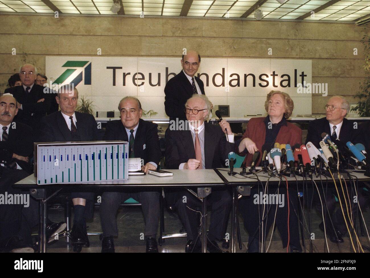 Berlino / Treuhand-Anstalt 1994 Conferenza stampa finale, scioglimento della Treuhand f.Lefts: Klaus Schucht, Lennings, Hero Harms, Birgit Breuel, Heinrich Hornef // Treuhandanstalt / GDR [traduzione automatizzata] Foto Stock