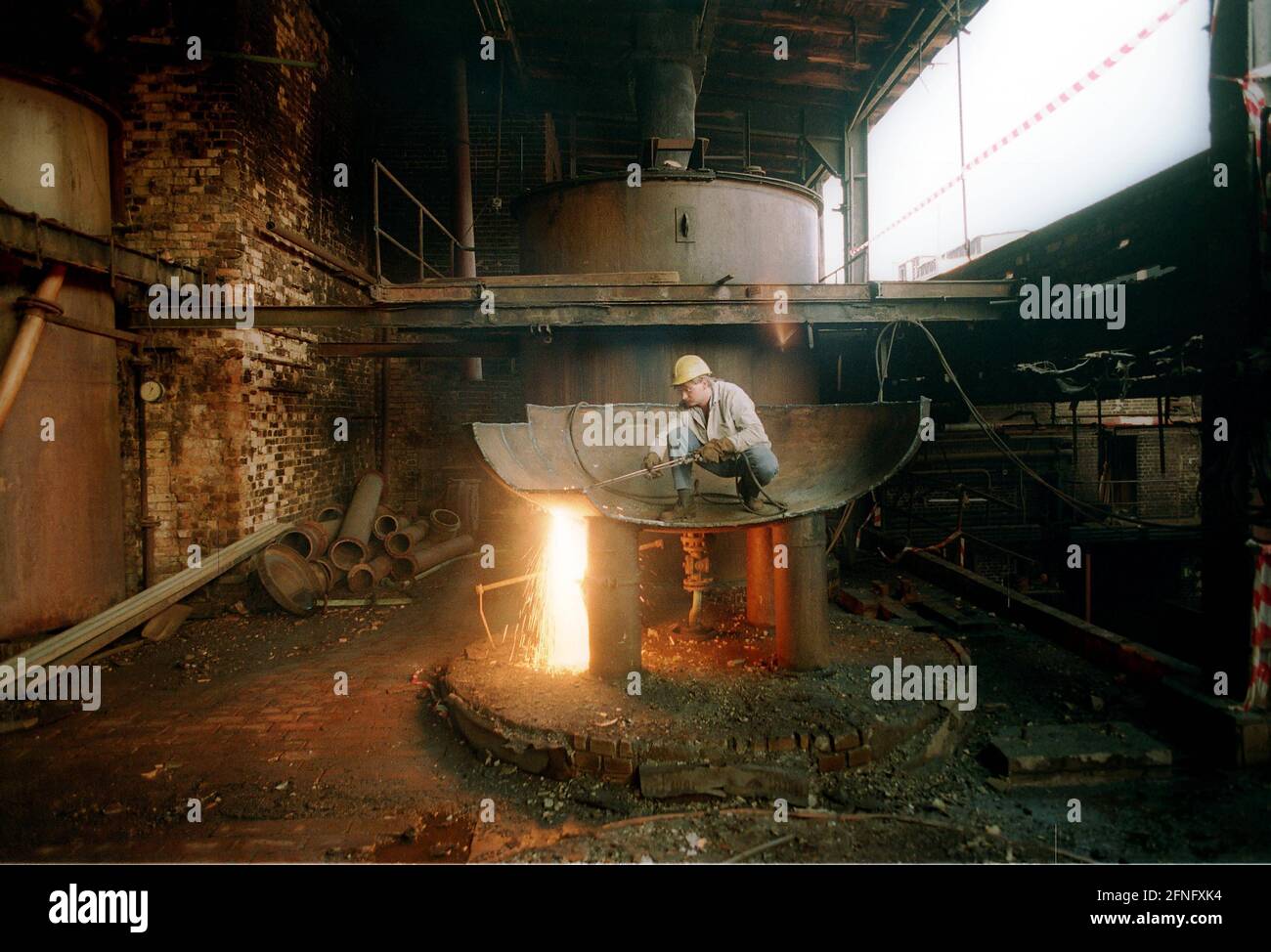 Sassonia-Anhalt / GDR / 25.9.1991 Chemie AG Bitterfeld, ex Chemie-Kombinat: Lo stabilimento Beta-Naphta viene demolito. Solo pochi resti della pianta gigante. Questa fu una volta la culla della chimica su larga scala mondiale // demolizione / Economia / nel 1894 la Chemische Fabrik Griesheim (Francoforte sul meno) costruì una fabbrica a Bitterfeld per la produzione di calce clorurata per elettrolisi. Nel 1900, il processo è stato utilizzato anche per produrre magnesio e alluminio. Nel 1923 Griesheim si trasferì a Bitterfeld. Altre aziende si stabilirono vicino alle miniere di lignite: Agfa costruì una fabbrica di vernici e un Foto Stock