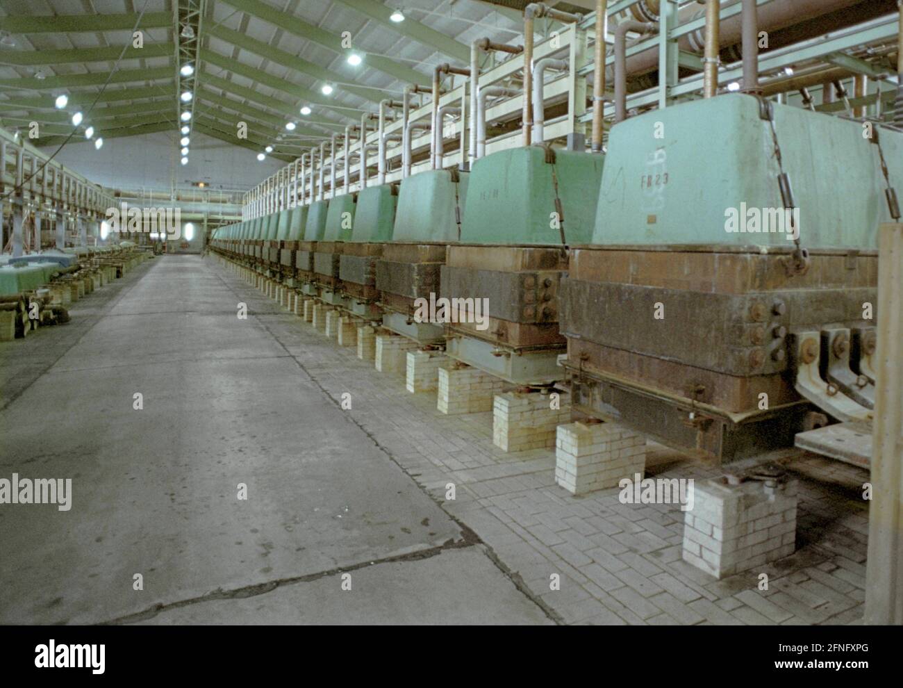 Sassonia-Anhalt / GDR / industria / 1993 Bitterfeld, Chemie AG, l'ex combinatore chimico, celle di elettrolisi del cloro. // Economia / Paesaggio / chimica / Stati federali nel 1894 la Chemische Fabrik Griesheim (Francoforte sul meno) costruì a Bitterfeld uno stabilimento per la produzione di calce clorurata per elettrolisi. Nel 1900, il processo è stato utilizzato anche per produrre magnesio e alluminio. Nel 1923 Griesheim si trasferì interamente a Bitterfeld. Altre aziende si stabilirono vicino alle miniere di lignite: Agfa costruì una fabbrica di vernici e una fabbrica di pellicole. La fine è arrivata nel 1990. Il VEB Chemiekombinat aveva ancora 13000 Foto Stock