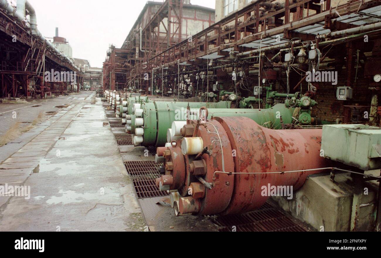 Sassonia-Anhalt / DDR / Economia / Leuna / 3/ 1994 questa era una volta il luogo di nascita dell'industria chimica tedesca. Ora la pianta è scemata e la maggior parte di esso sarà demolita. L'area sarà utilizzata da diverse aziende. Queste pompe per mole appartengono all'impianto di ammoniaca, costruito nel 1915. Saranno messi in un museo tecnico // industria / chimica / decadimento / fiducia / Museo / Storia nel 1916 la società BASF di Ludwigshafen costruisce una fabbrica di ammoniaca vicino al villaggio di Leuna. Nel 1924 viene aggiunto un impianto di metanolo e da 1927 viene prodotta benzina. A quel tempo Leuna era la più grande sostanza chimica Foto Stock