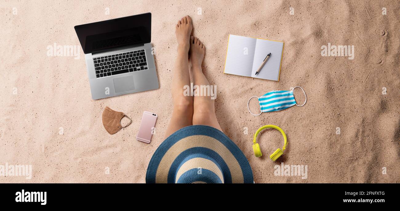 Vista dall'alto piatta della giovane donna con tutto il necessario per il viaggio, concetto di vacanza estiva. Foto Stock
