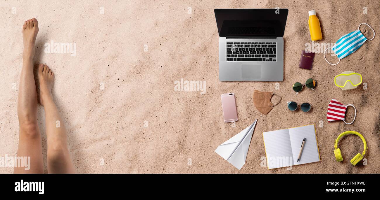 Vista dall'alto piatta delle gambe della donna con tutto il necessario per il viaggio, concetto di vacanza estiva. Foto Stock