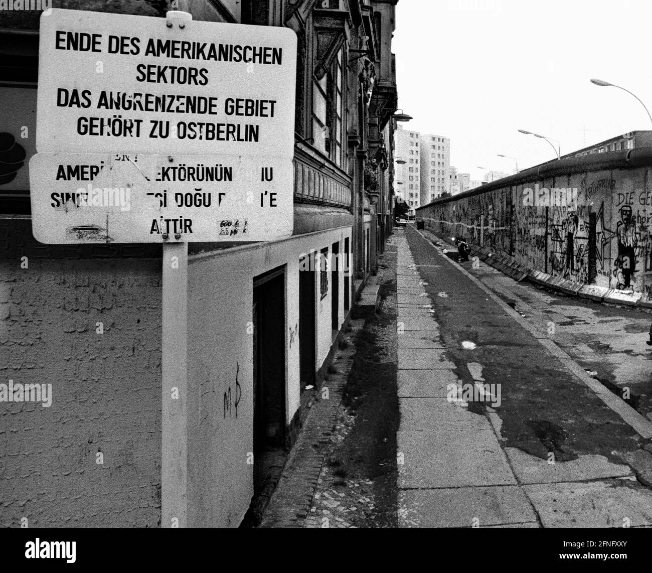 Berlino-Città / DDR / Kreuzberg / Muro / 1986 Kreuzberg: Luckauer Strasse, Sebastianstrasse. Berlino Est inizia dal muro della casa sulla sinistra, ma la RDT ha spostato il muro un po' indietro, in modo che i berlinesi occidentali potessero entrare nelle case. Sul lato destro dietro il muro si trova Berlino Est, quartiere Mitte. Segno: Fine del settore americano // Comunismo / distretti / Comunismo / Storia / Alleati [traduzione automatizzata] Foto Stock