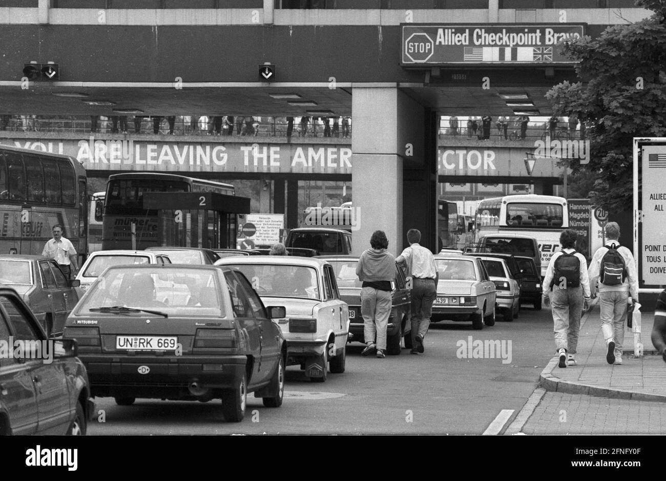 Quartieri di Berlino / DDR / Muro / 11.6.1989 traffico pasquale al valico di frontiera di Dreilinden. Ci si trova a sinistra a Berlino Ovest in direzione di Hannover o Monaco. -stai lasciando il settore americano- indica lo status di occupazione di Berlino Ovest. Gli Stati Uniti, la Francia e la Gran Bretagna erano responsabili dell'attraversamento del Checkpoint Bravo. Dreilinden apparteneva al settore americano. Dietro il ponte iniziò la DDR. Per passare attraverso, uno ha avuto bisogno di un visto, che era disponibile sul lato della RDT. // Checkpoint / Border / distretti di Zehlendorf / Storia / Comunismo / Alleati [traduzione automatizzata] Foto Stock