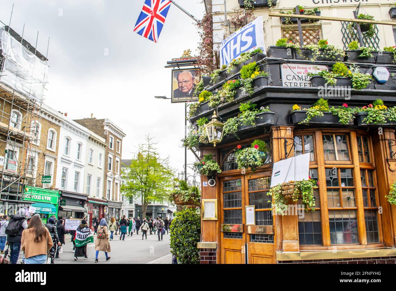 LONDRA, INGHILTERRA - 15 maggio 2021: Segno di protesta in un paniere appeso di un pub marcia per la dimostrazione Palestina Foto Stock