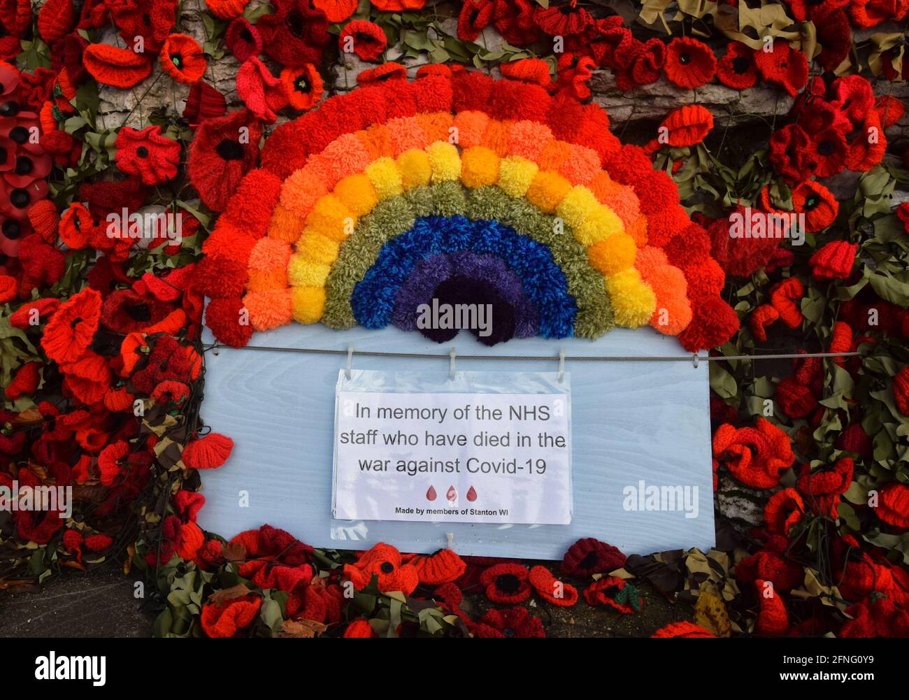 Tributo all'NHS in un memoriale di guerra coperto da papaveri fatti a mano, 2020, suffolk, inghilterra, regno unito Foto Stock