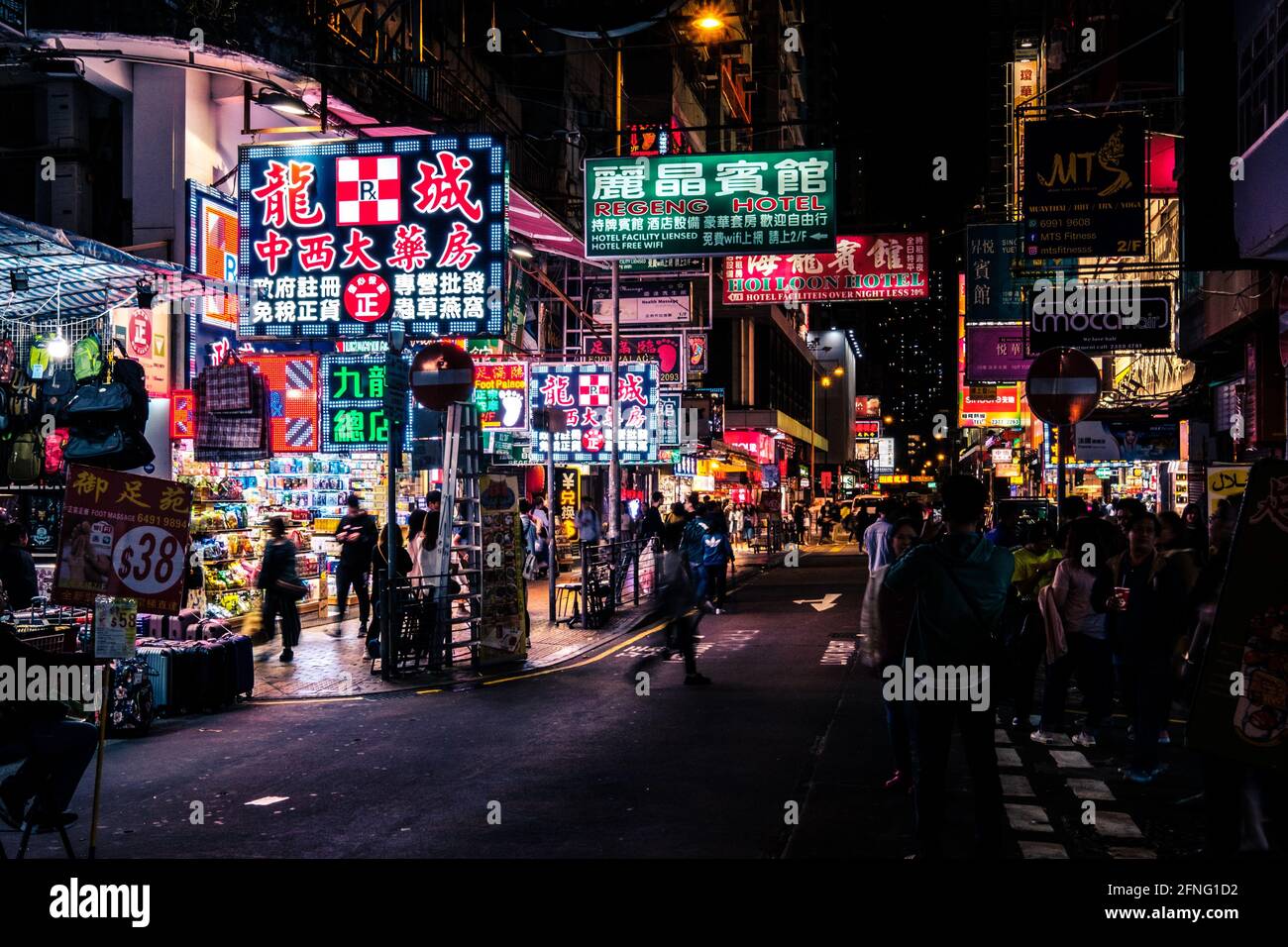 Hong Kong - Novembre, 2019: Negozi illuminati e persone sulla strada di notte a HongKong City, Mongkok Foto Stock