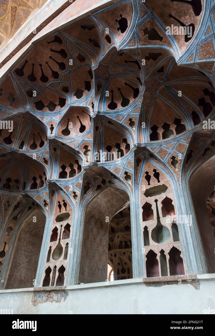 Nicchie profonde nella Sala della Musica del Palazzo Ali Qapu. Isfahan, Iran. Foto Stock