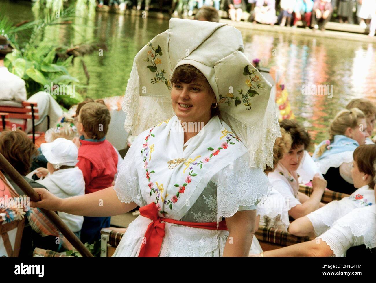 Brandeburgo / DDR / 6 / 1990 Luebben nel Spreewald, parata annuale di chiatte. Una donna chiatta prima della sfilata // Festivals / lavoro / Donne / Folklore / Turismo / persone / [traduzione automatizzata] Foto Stock