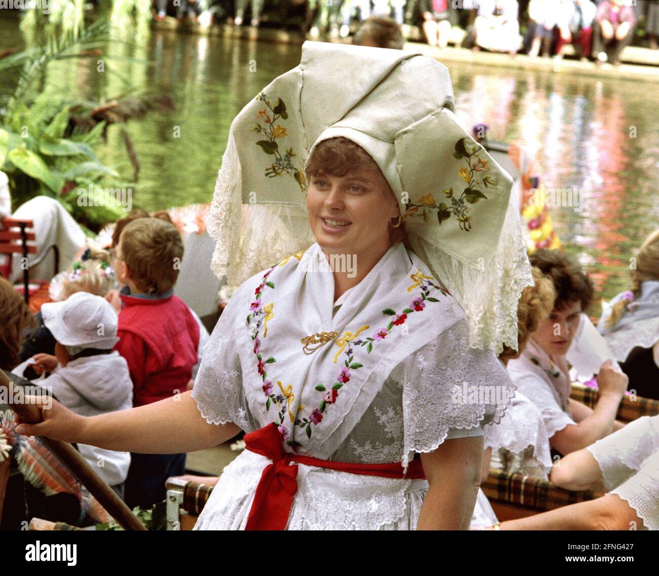 Brandeburgo / DDR / 6 / 1990 Luebben nel Spreewald, parata annuale di chiatte. Una donna chiatta prima della sfilata // Festivals / lavoro / Donne / Folklore / Turismo / persone / [traduzione automatizzata] Foto Stock