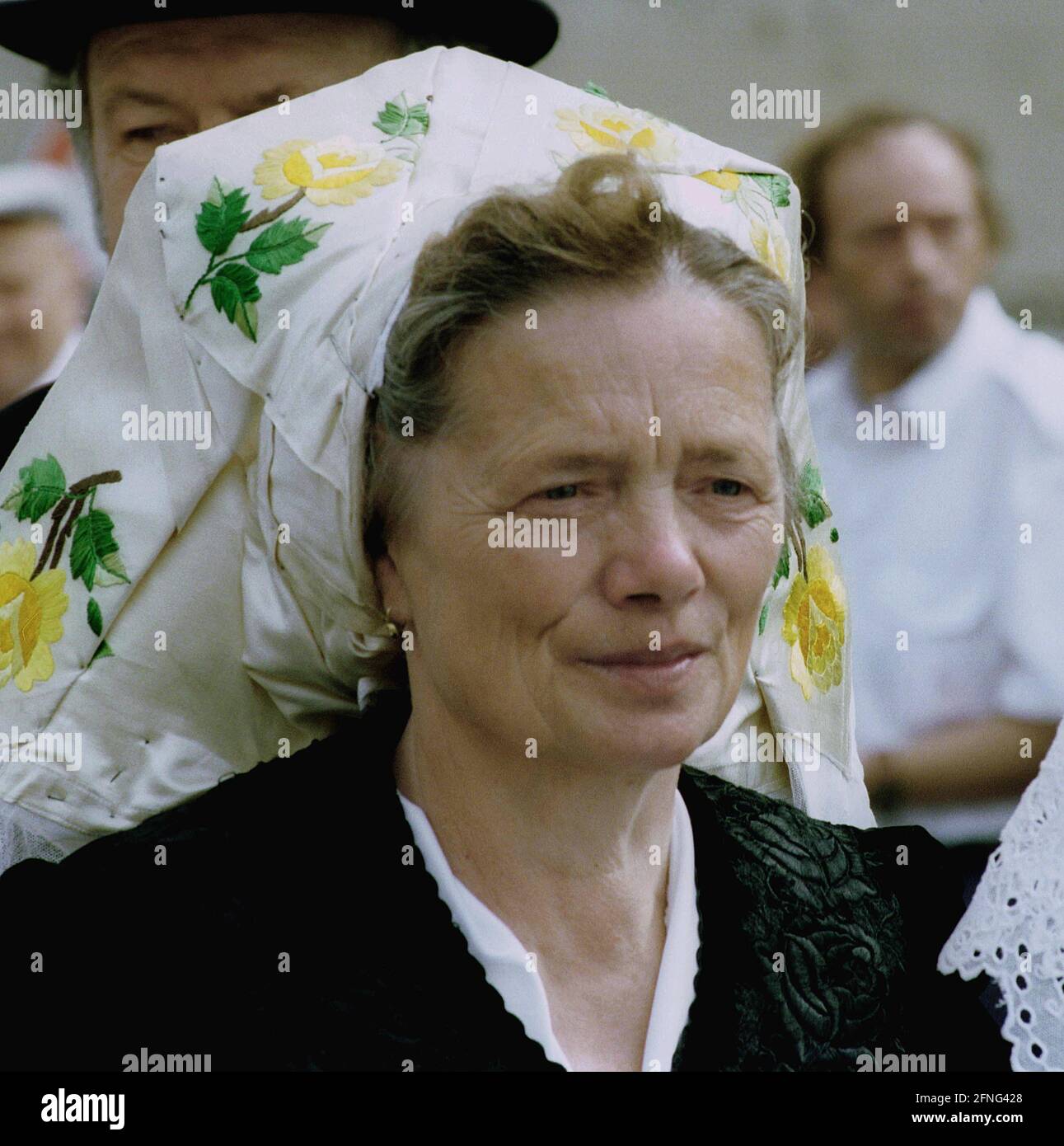 Brandeburgo / GDR / 1993 Peitz vicino Cottbus. Il primo festival di pesca dopo il periodo della DDR. Donna in costume tradizionale sorbiano (lusaziano) durante una sfilata. A Peitz sono i più grandi stagni di carpe in Europa. // Famiglia / costume tradizionale / Mende / minoranza / [traduzione automatizzata] Foto Stock