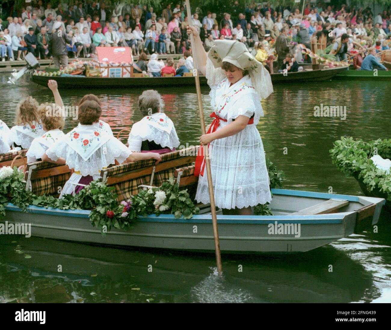 Brandeburgo / DDR / 6 / 1990 Luebben nel Spreewald, parata annuale di chiatte. Una donna chiatta prima della sfilata // Festivals / lavoro / Donne / Folklore / Turismo / persone / [traduzione automatizzata] Foto Stock