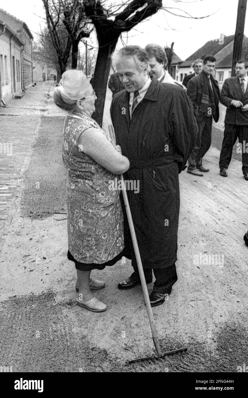 Stati federali / Brandeburgo / 3 / 1992 Brandeburgo meridionale, villaggio di wusterwitz: Stato Premier Manfred Stolpe, SPD, è in una visita del distretto. Qui con un cittadino // [traduzione automatizzata] Foto Stock