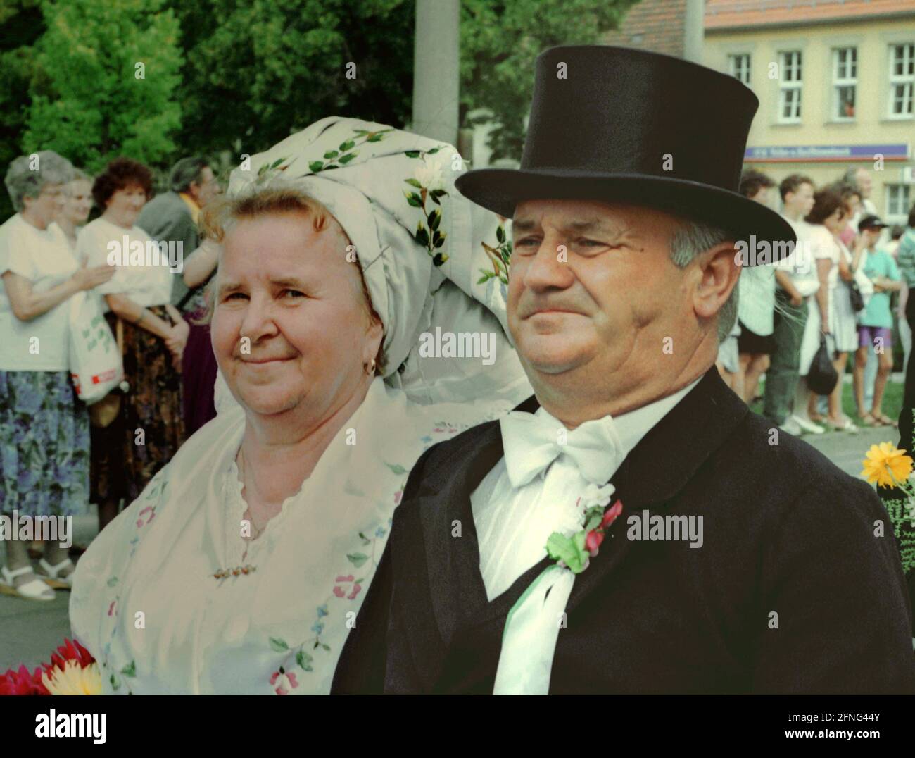 Brandeburgo / GDR / 1993 Peitz vicino Cottbus. Il primo festival di pesca dopo il periodo della DDR. Una coppia in costume sorbiano (lusaziano) durante una parata. A Peitz sono i più grandi stagni di carpe in Europa. // Famiglia / costume tradizionale / Mende / minoranza / [traduzione automatizzata] Foto Stock