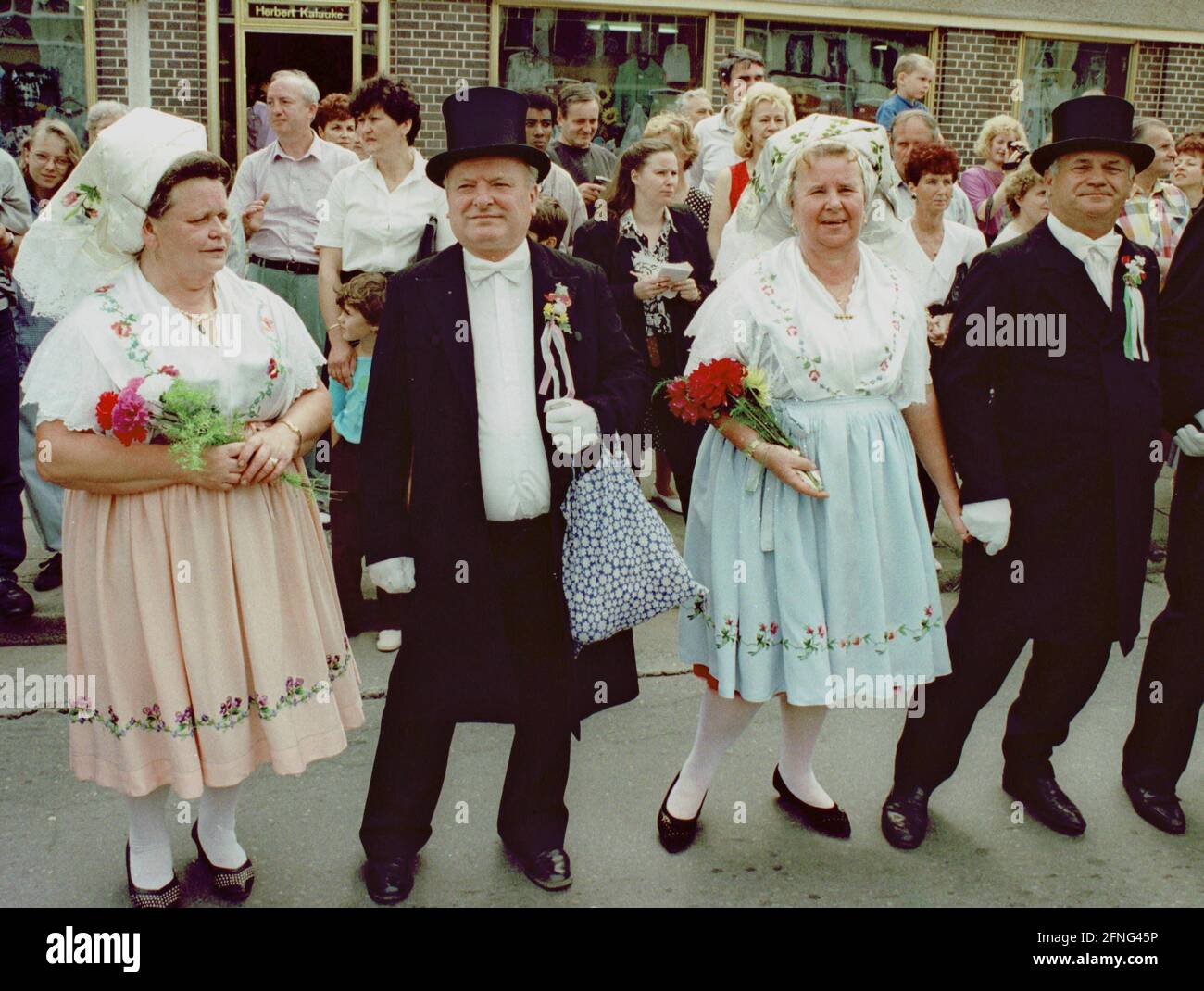 Brandeburgo / GDR / 1993 Peitz vicino Cottbus. Il primo festival di pesca dopo il periodo della DDR. Coppie in costumi sorbiani (lusaziani) durante una sfilata. A Peitz sono i più grandi stagni di carpe in Europa. // Famiglia / costume tradizionale / Mende / minoranza / [traduzione automatizzata] Foto Stock