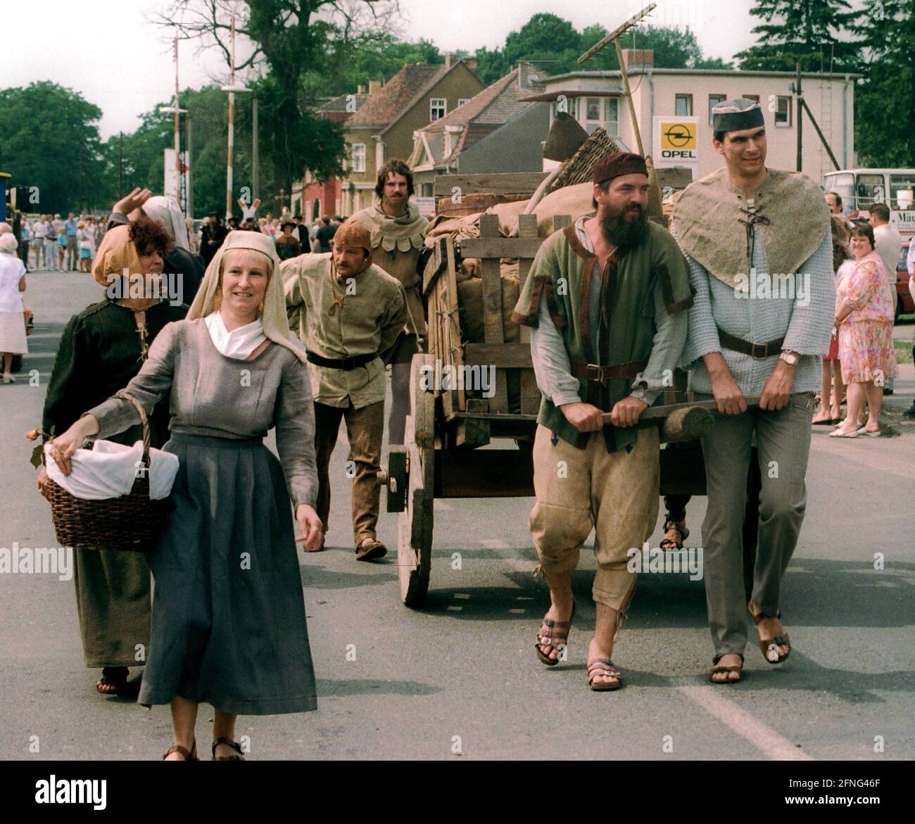 Brandeburgo / unificazione / Regione Teltow-Flaeming 1992 i luoghi ex DDR scoprire la loro storia: Asparagi città Beelitz, parata anniversario. Gli immigrati arrivano al Marco Brandeburgo, in questa regione principalmente dai Paesi Bassi e dalle Fiandre, anche i fiamminghi hanno dato il nome di Flaeming. // Storia / stranieri / immigrazione / assolutismo [traduzione automatizzata] Foto Stock