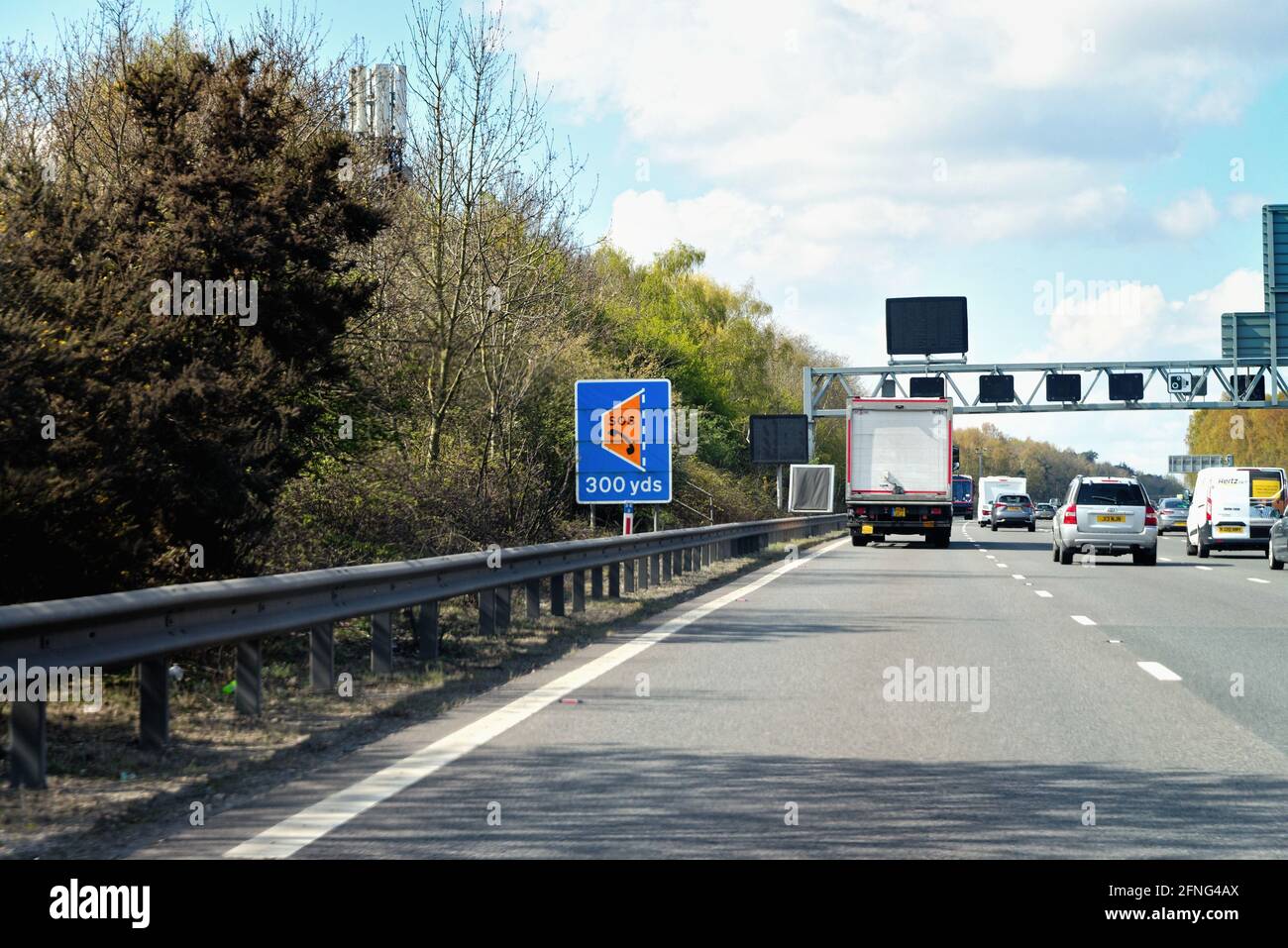Un segnale SOS di emergenza sulla sezione intelligente dell'autostrada M3 che indica una sosta di emergenza davanti a te, Surrey UK Foto Stock