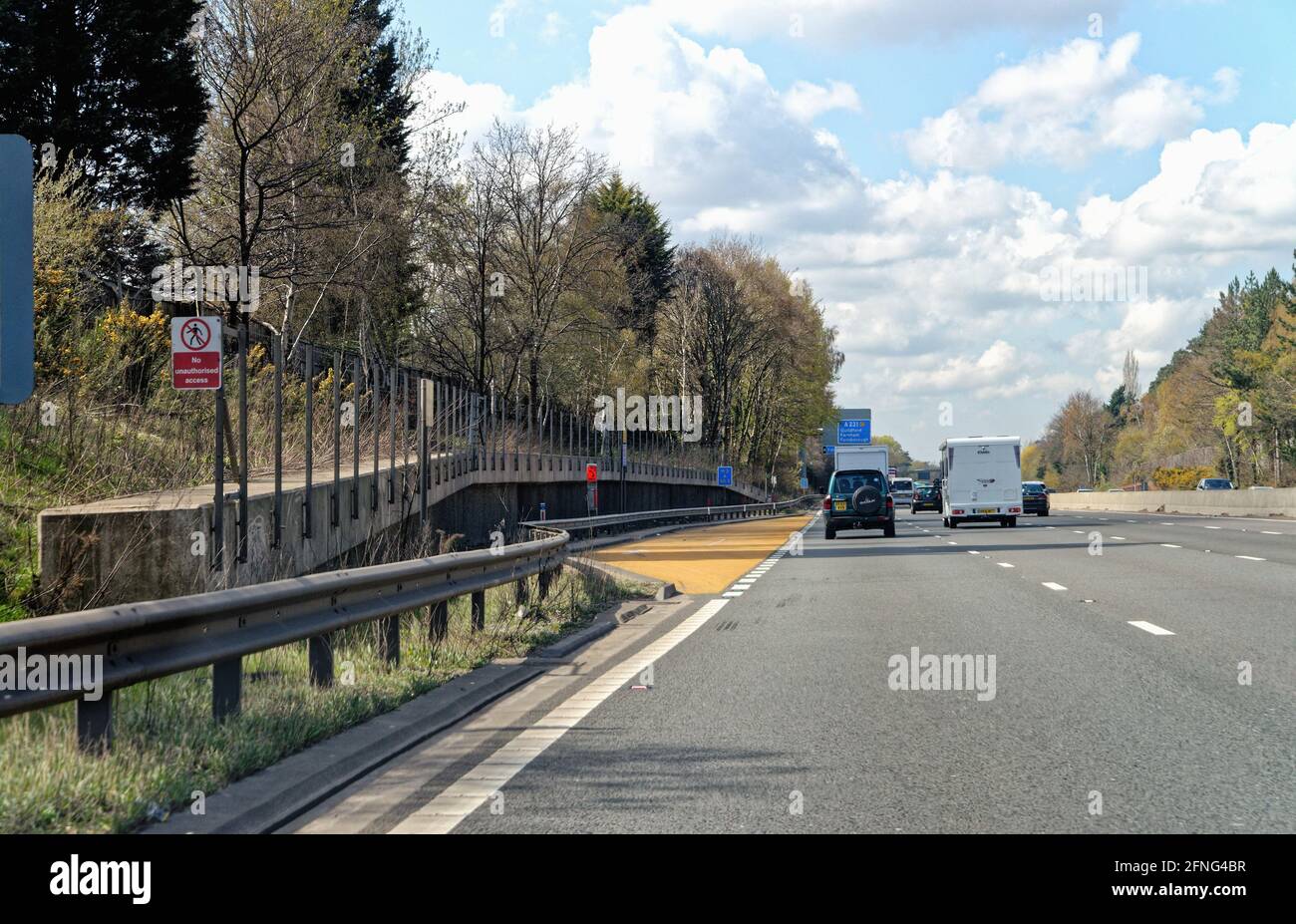 Una sosta di emergenza sulla sezione Smart del monitor M3 Autostrada in Surrey Regno Unito Foto Stock