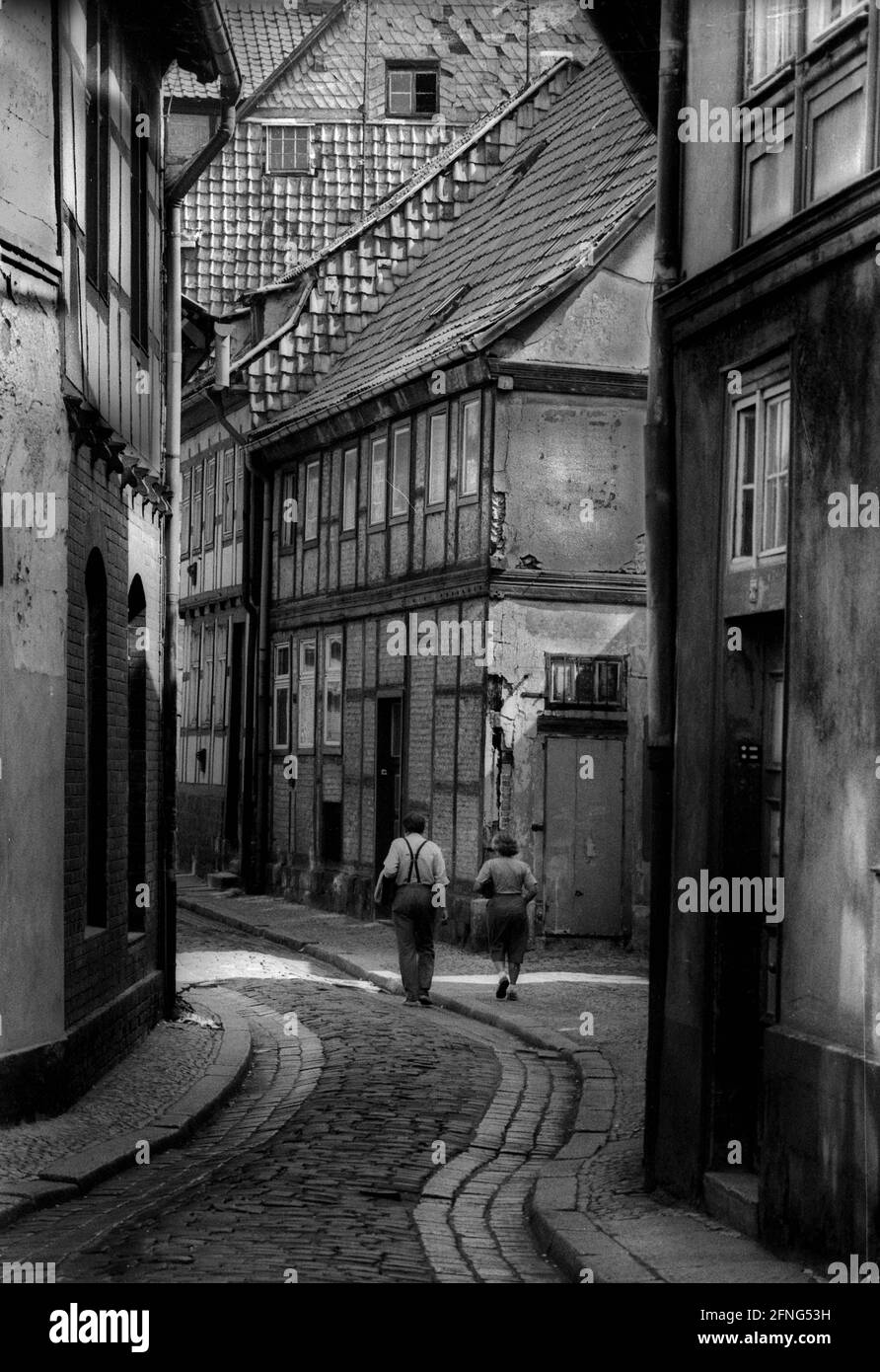 Sassonia-Anhalt / GDR Land / 1990 Quedlinburg, città imperiale medievale: Città vecchia // Storia / Monumento di protezione / Cultura Quedlinburg divenne un palazzo imperiale nel 919, dopo l'elezione del primo re tedesco, il duca sassone Heinrich. Suo figlio, otto i, fece costruire un monastero sul luogo del palazzo nel 936. Nella chiesa collegiata, costruita dal 1100, è conservato il famoso tesoro della cattedrale. È stato rubato dagli americani dopo l'ultima guerra e riacquistato dalla famiglia del ladro nel 1993 per 3 milioni di euro. La cattedrale fa parte del patrimonio mondiale dell'UNESCO. [traduzione automatizzata] Foto Stock