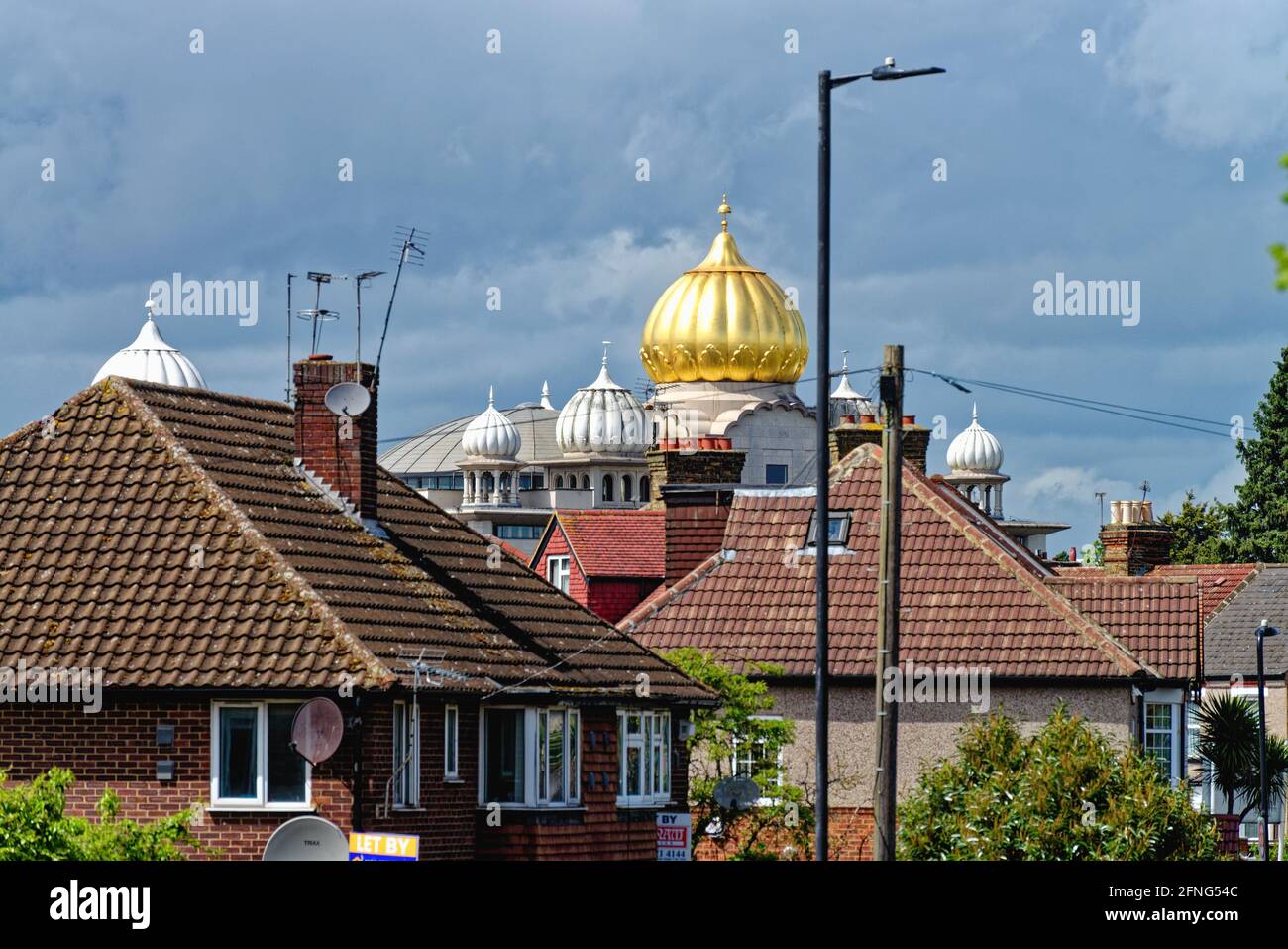La cupola dorata del Siri Guru Singh Sabha Gurdwara tempio che domina lo skyline di Southall London, quartiere di Ealing Inghilterra Regno Unito Foto Stock