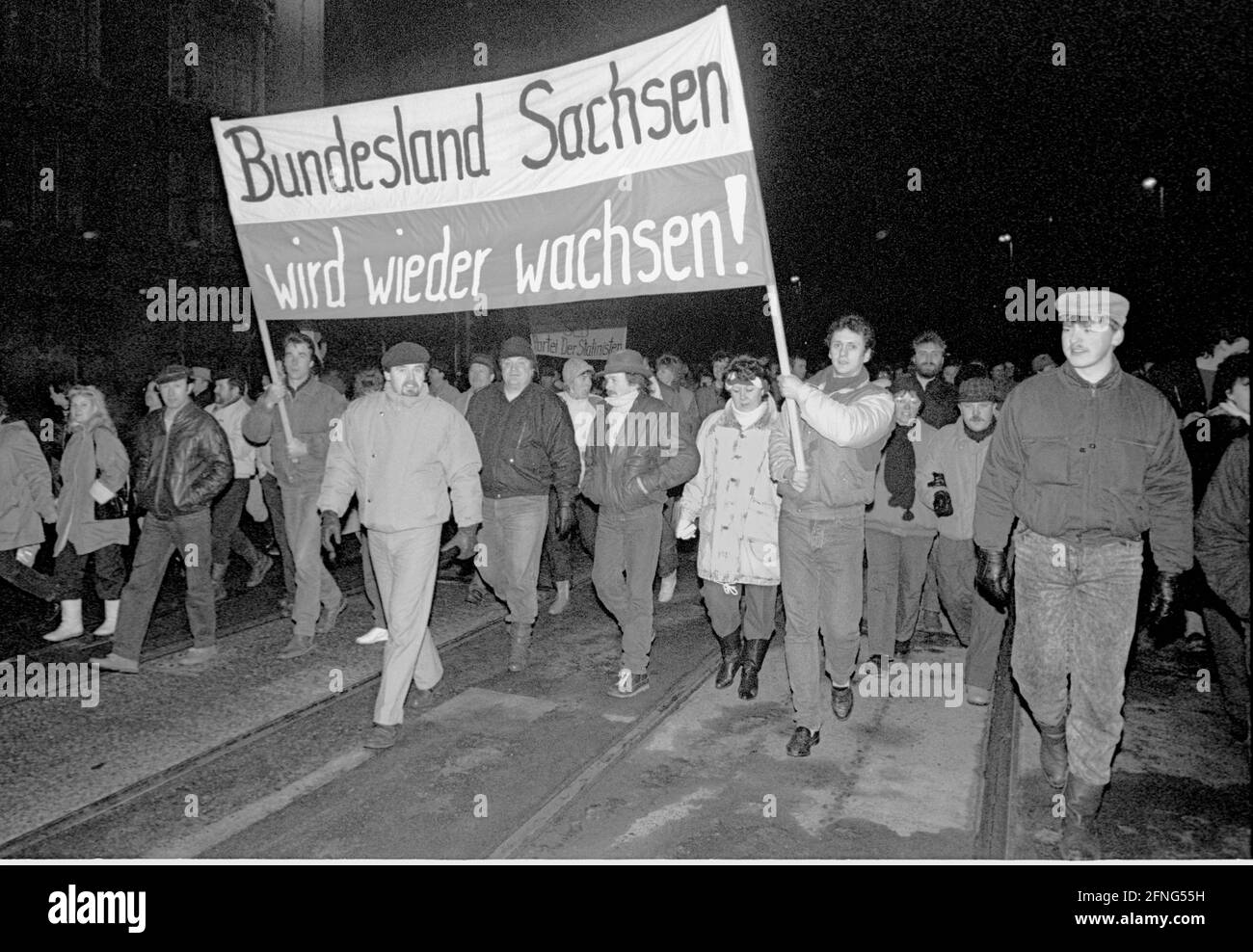 Sassonia / RDT / inizio novembre 1989 Lunedì manifestazione a Lipsia. -lo Stato di Sassonia crescerà di nuovo-. Il muro è ancora in piedi, la RDT esiste ancora. La polizia popolare cerca di rompere le manifestazioni. // SPD / Storia / opposizione / Wende / Politica sdp-spd [traduzione automatizzata] Foto Stock