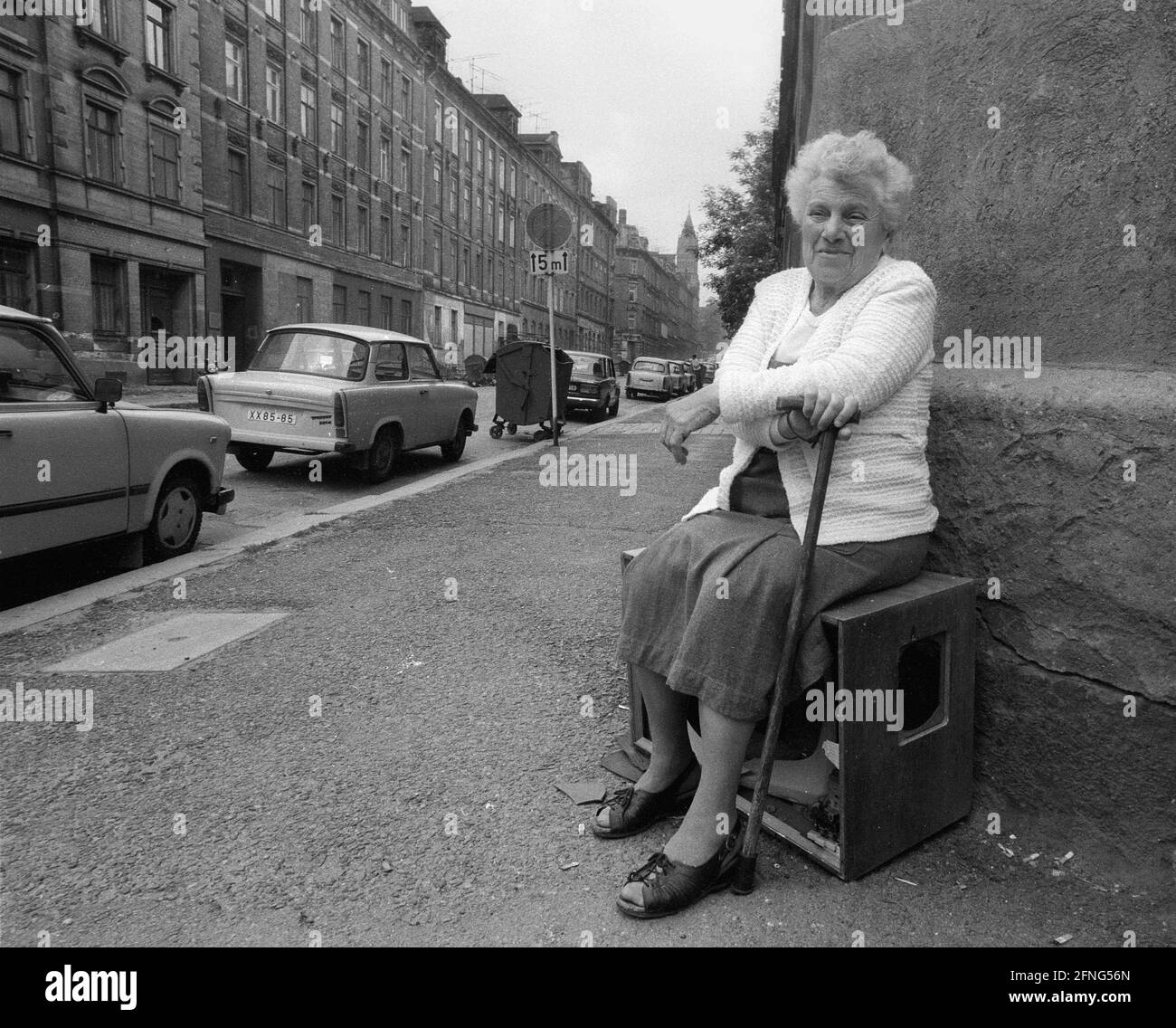 Sassonia / Paese della RDT / inizio 1990 Karl-Marx-Stadt, Chemnitz in attesa di fronte alla banca di risparmio della città per consegnare la richiesta di cambio di denaro. Ogni cittadino della RDT ha dovuto aprire un conto se voleva avere D-Mark a metà dell'anno. Una donna anziana attende su un apparecchio televisivo ingombrante di spreco. Johanna Koehler. // accordo / Banche / [traduzione automatizzata] Foto Stock