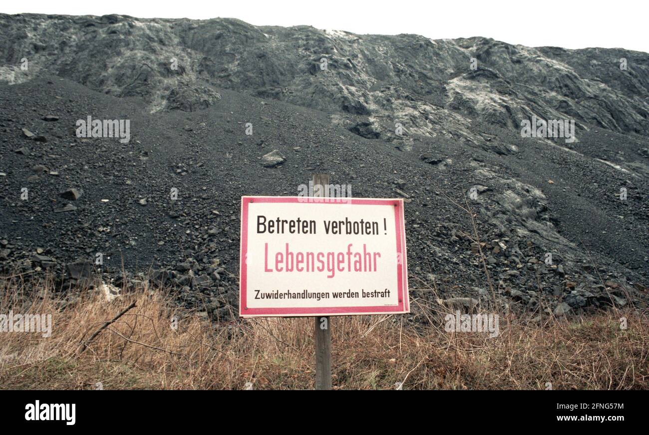 Sassonia-Anhalt / ambiente / GDR Land / 1995 cumuli di scorie dell'estrazione del rame in Helbra, Mansfelder Land, August-Bebel Shaft // terreno / miniera / rame / Paesaggio industriale [traduzione automatizzata] Foto Stock