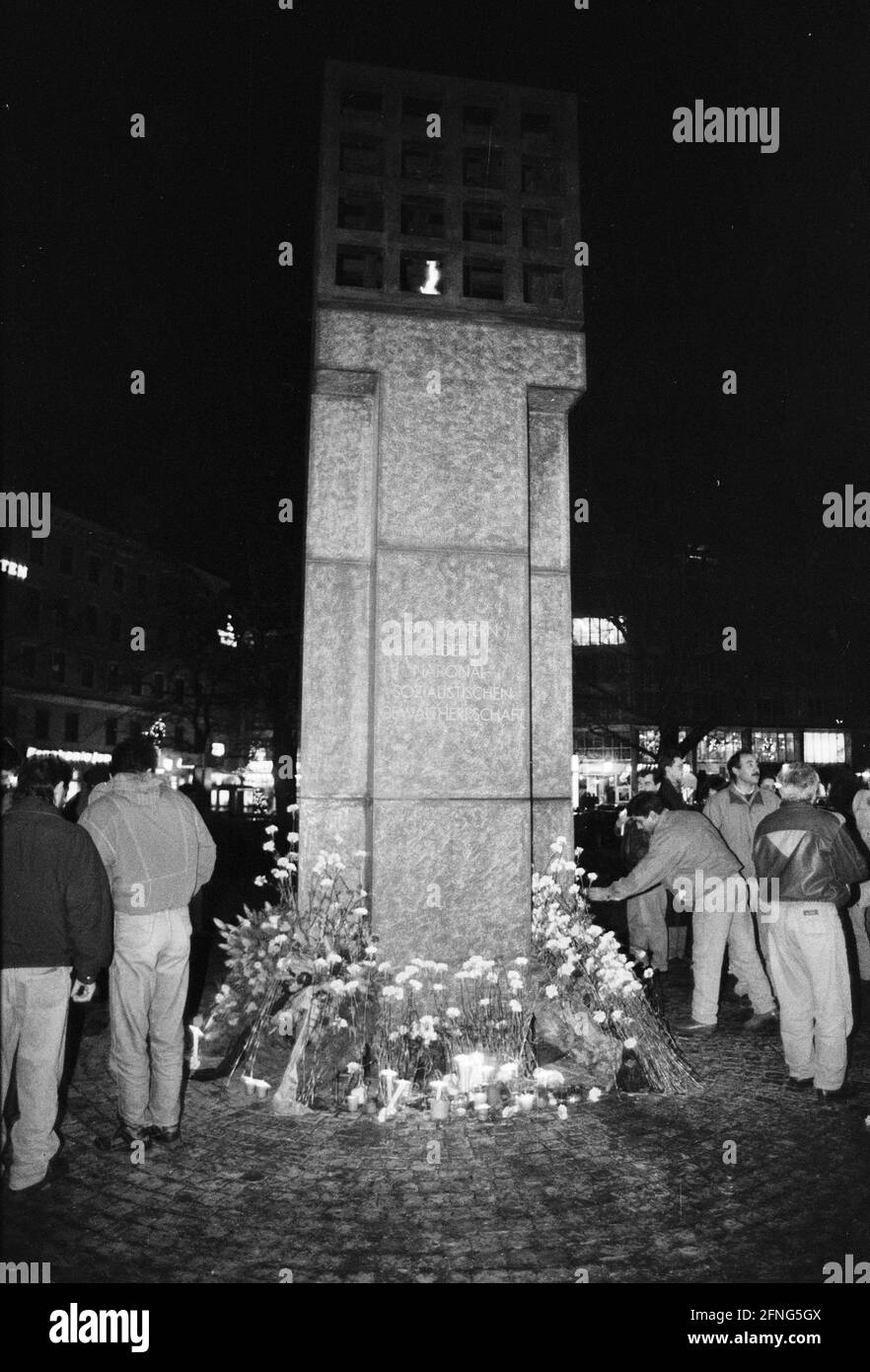 Manifestanti con una catena di luci al memoriale per le vittime della tirannia nazista al Platz der Ofer des Nationalsozialismus di Monaco. [traduzione automatizzata] Foto Stock