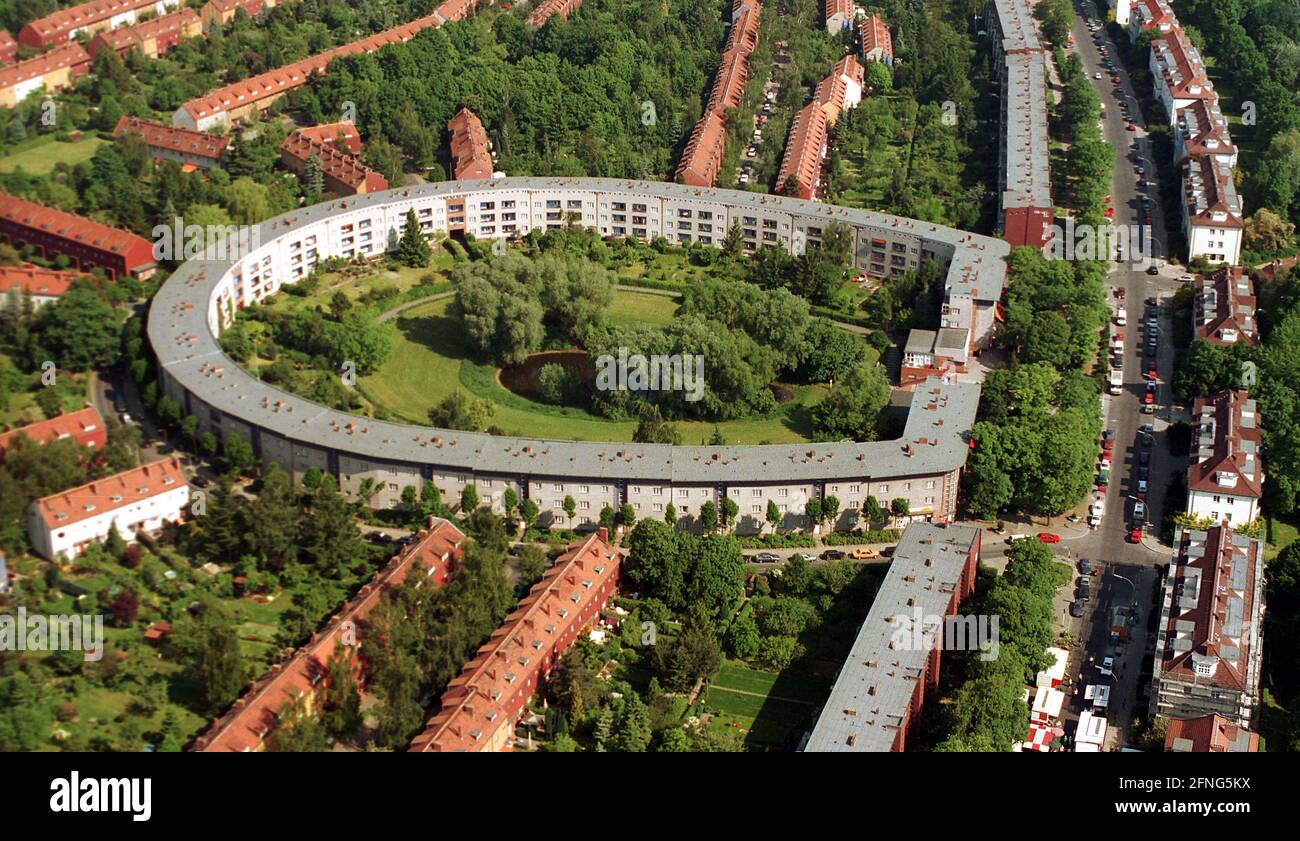 Berlino / Neukoelln / Habitat / architettura / 27.5.1998 l'Hufeisen-Siedlung a Neukoelln, uno dei primi grandi immobili degli anni '20, costruito nel 1925. Patrimonio mondiale dell'UNESCO dal 2009 // Staedtebau / Siedlung / Bezirke / Luftaufnahmen / Stadt Bruno taut è stato l'architetto. Sono stati costruiti più di 1000 appartamenti e case. L'idea era quella di costruire case standard a basso costo per i lavoratori, che tuttavia corrispondevano agli standard moderni. Berlino / Neukoelln / Habitat / architettura / 5 / 1995 l'Hufeisen-Siedlung a Neukoelln, uno dei primi grandi immobili degli anni '20, costruito Foto Stock