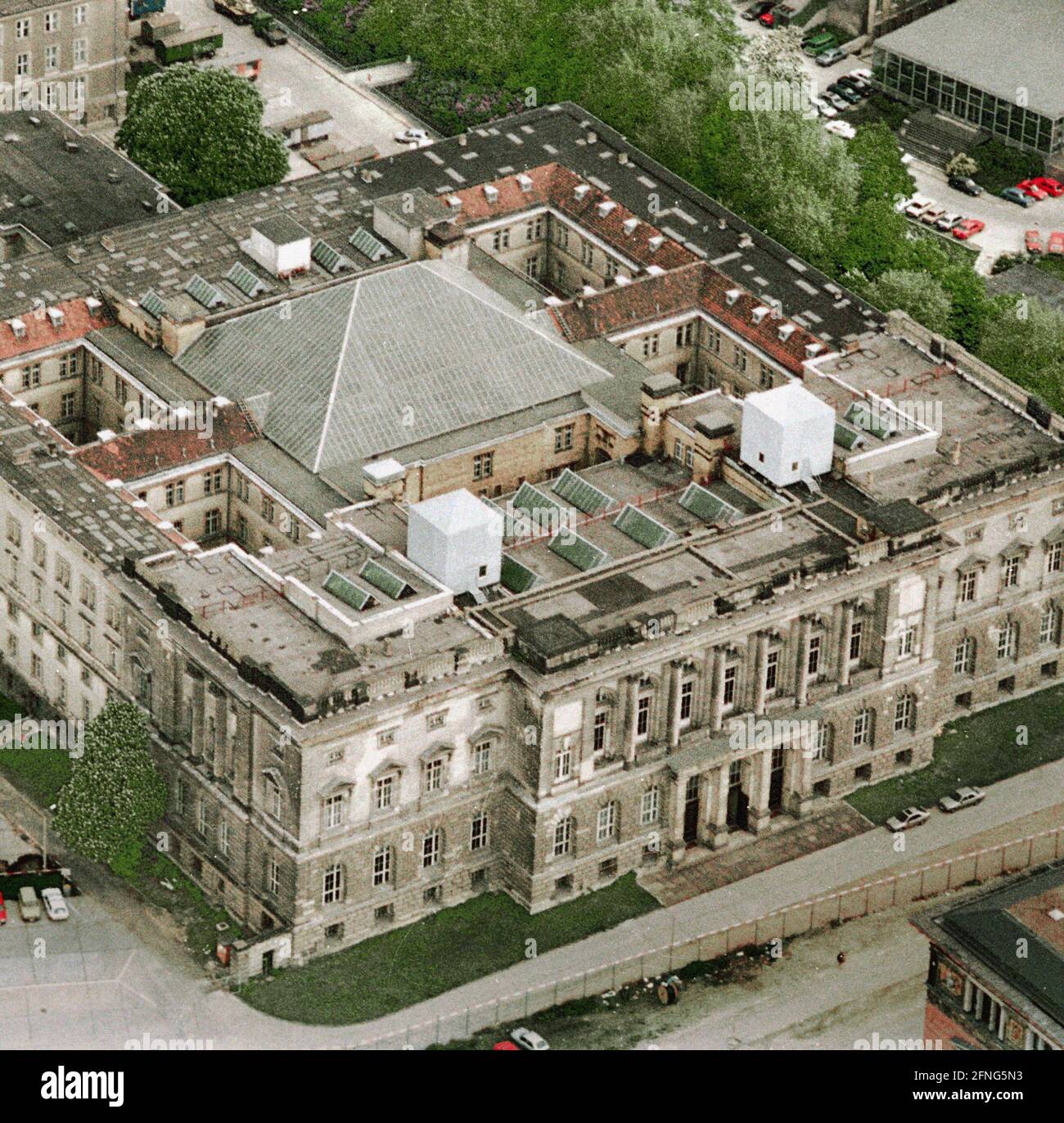 Quartieri di Berlino / Mitte / 1991 Parlamento prussiano, dal 1993 Camera dei rappresentanti di Berlino / Parlamento. Al centro la striscia di parete. Il muro è già sgombrato, le auto sono parcheggiate lì. Il muro correva direttamente di fronte al Landtag (Niederkirchner Strasse). // Aerial views / GDR Wall / Città *** Local Caption *** [traduzione automatizzata] Foto Stock