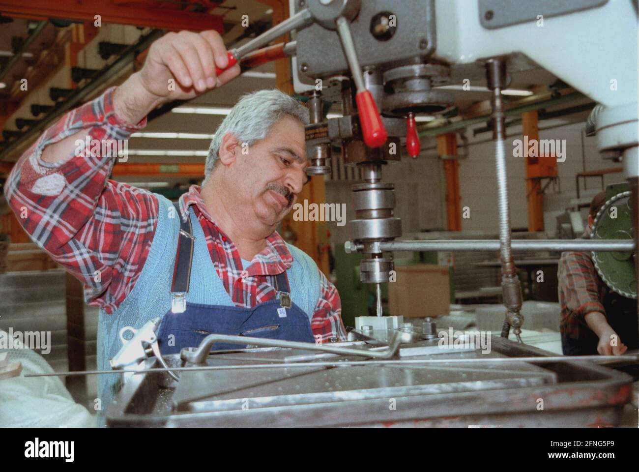 Stranieri / Turchi / anziani 1996 lavoratori turchi qualificati a -Meissner und Wurst- a Stoccarda. L'azienda produce apparecchiature ad alta purezza per la produzione di chip, appartiene a Jenoptik // GDR economy / [traduzione automatizzata] Foto Stock